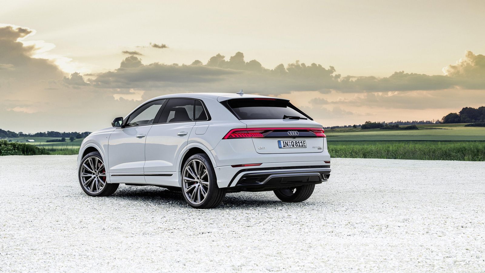 Los Audi Q8 60 TFSie quattro incorporan, de serie, el paquete S Line. Sin contar la suspensión neumática, que supone unos 1.200 euros más,, en otros Q8 está valorado en 9.300 euros. Los Audi Q8 60 TFSie quattro incorporan, de serie, el paquete S Line. Sin contar la suspensión neumática, que supone unos 1.200 euros más,, en otros Q8 está valorado en 9.300 euros.
