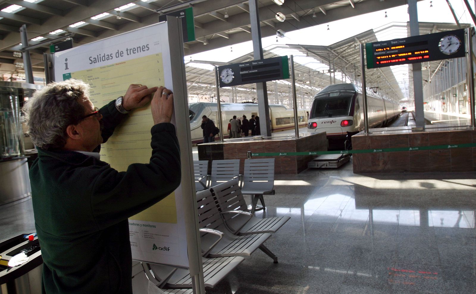 Uno de los trenes Avant que hace el recorrido entre Málaga y Sevilla, en la estación María Zambrano