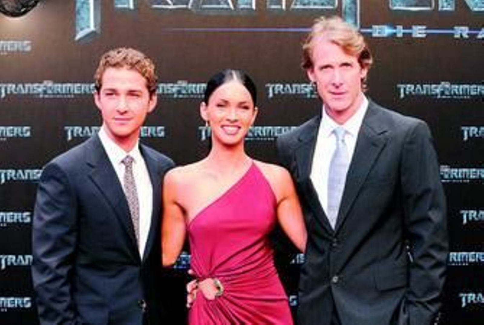 Los actores Shia LaBeouf y Megan Fox posan junto al director Michael Bay en el estreno de la película 'Transformers 2'.