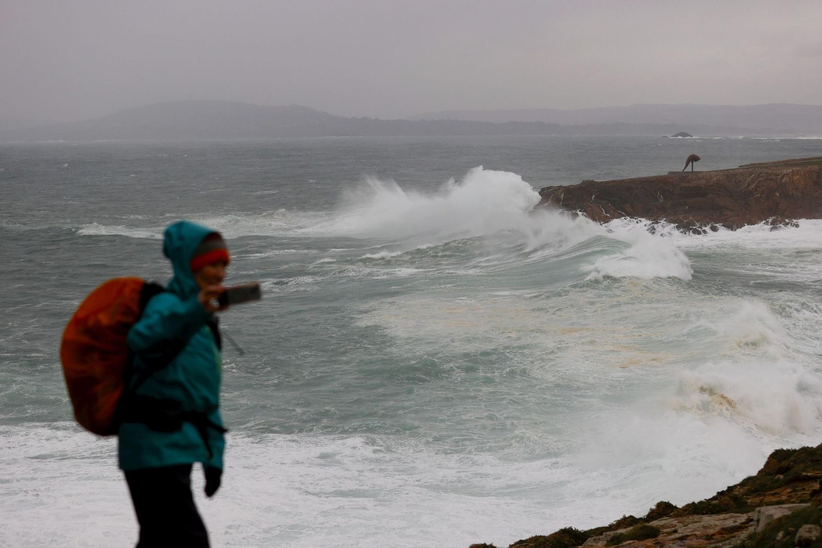 Las impresionantes olas que provoca Herminia en la costa norte de España