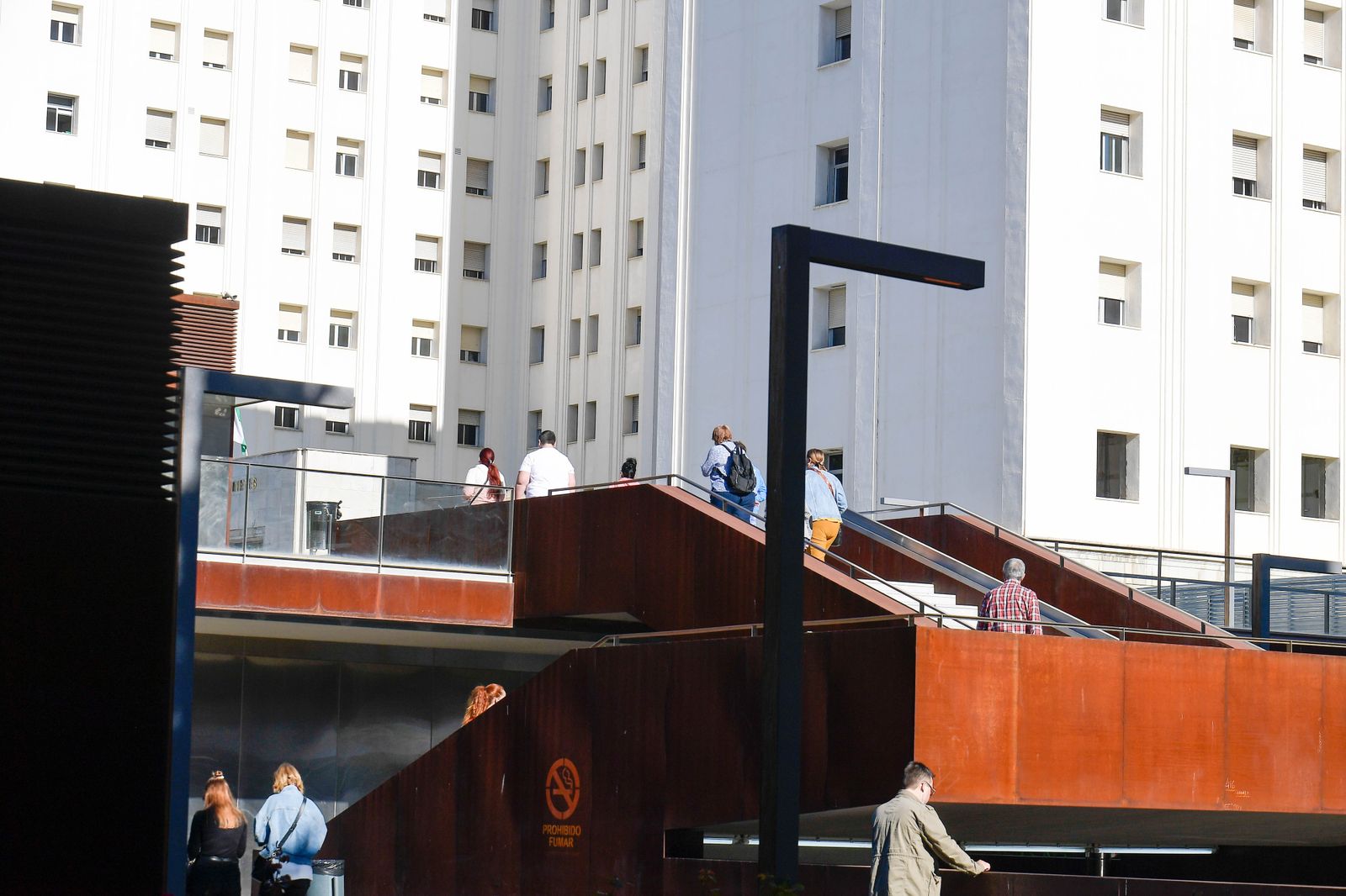Escaleras de acceso a la plaza del Hospital Virgen de las Nieves