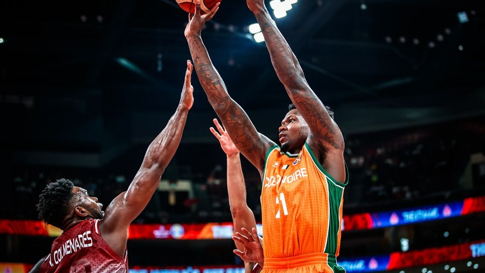 Deon Thompson lanza a canasta.