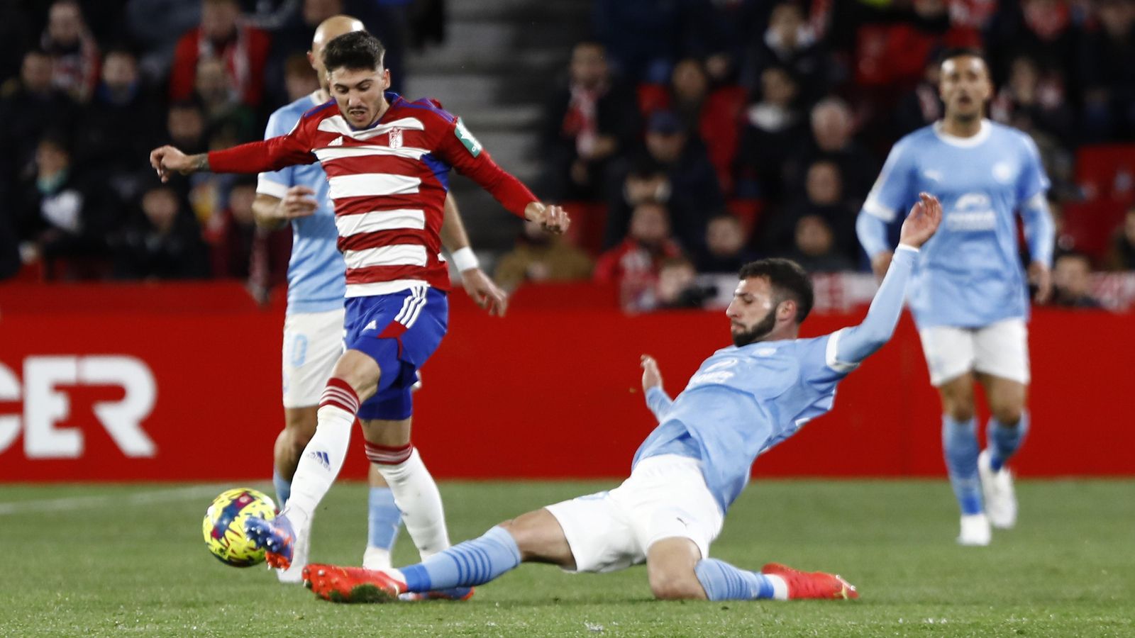 Carlos Neva realizó un buen partido sobre todo en el primer tiempo.