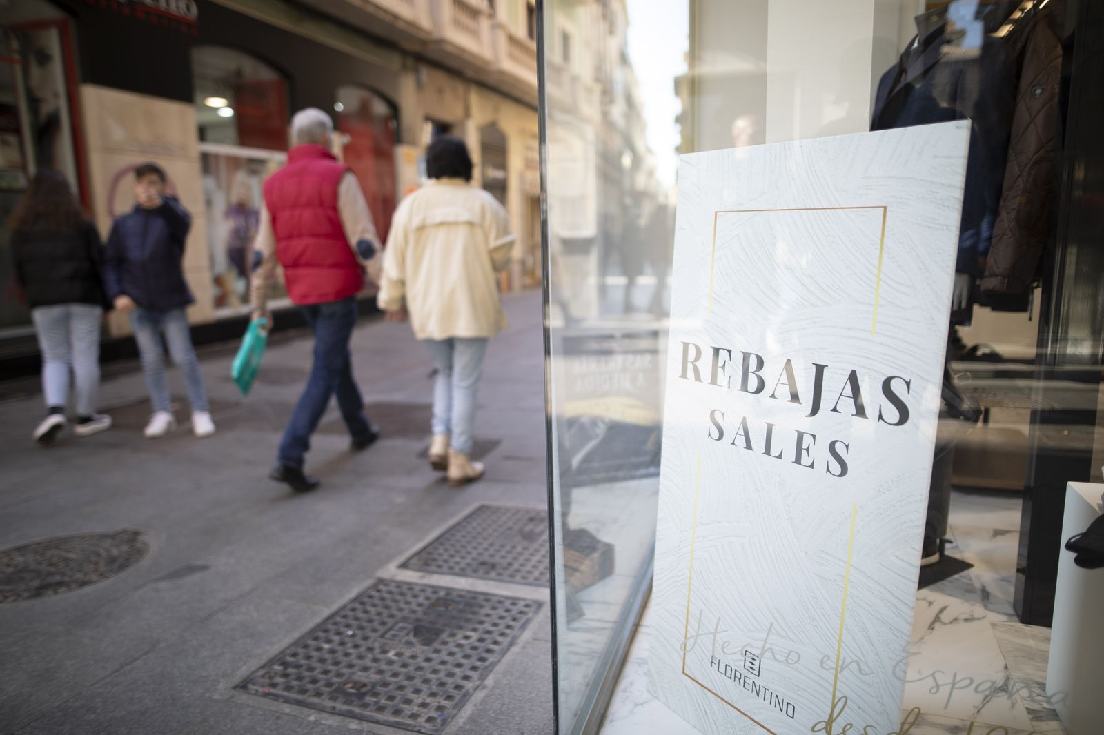 El primer día 'oficial' de rebajas en Granada, en imágenes