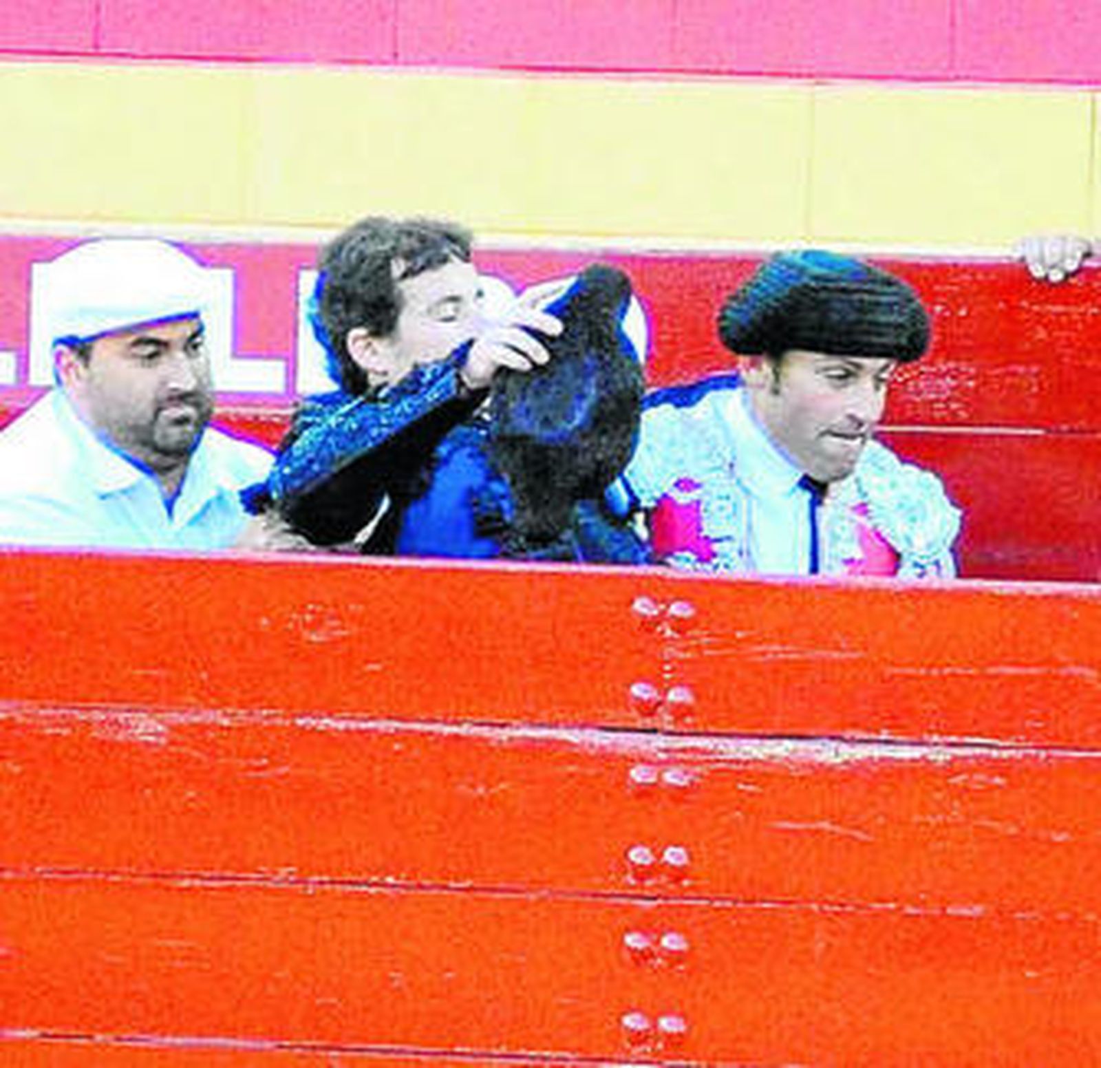 Momento del traslado tras su cogida.