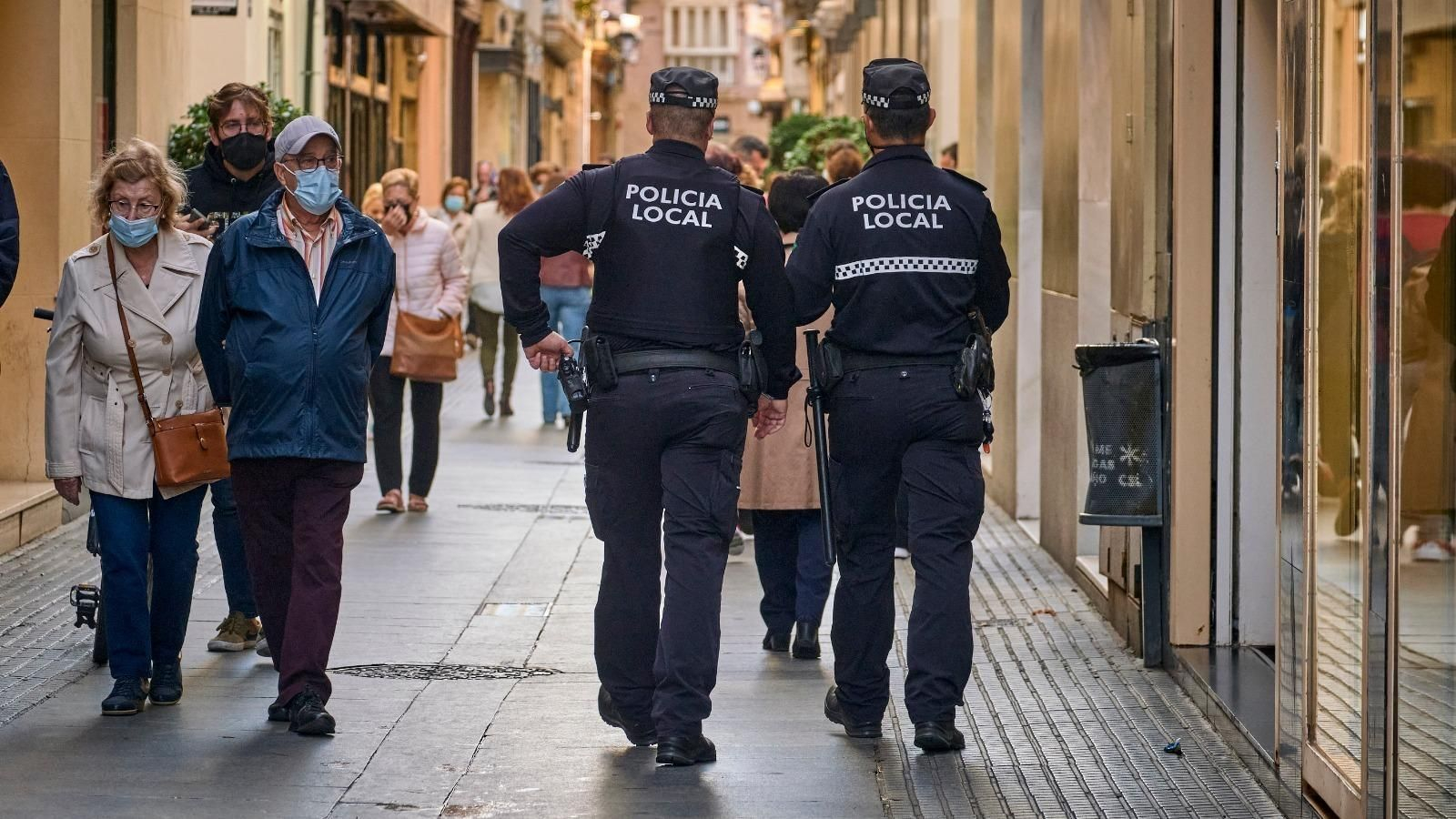 La Policía Local de Cádiz por una de las calles comerciales de la ciudad.