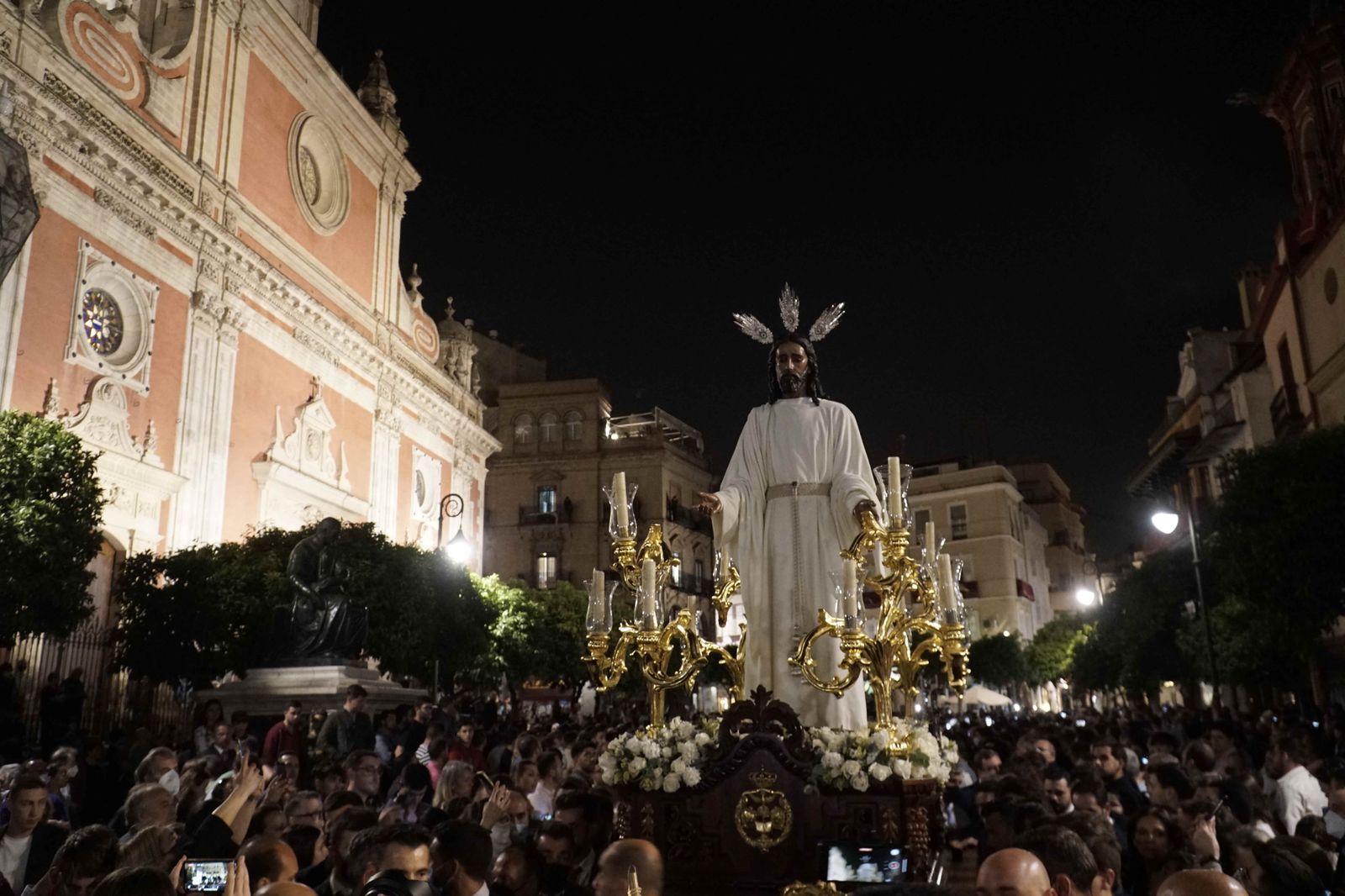El Señor de la Redención en la Plaza del Salvador, tras abandonar el templo.