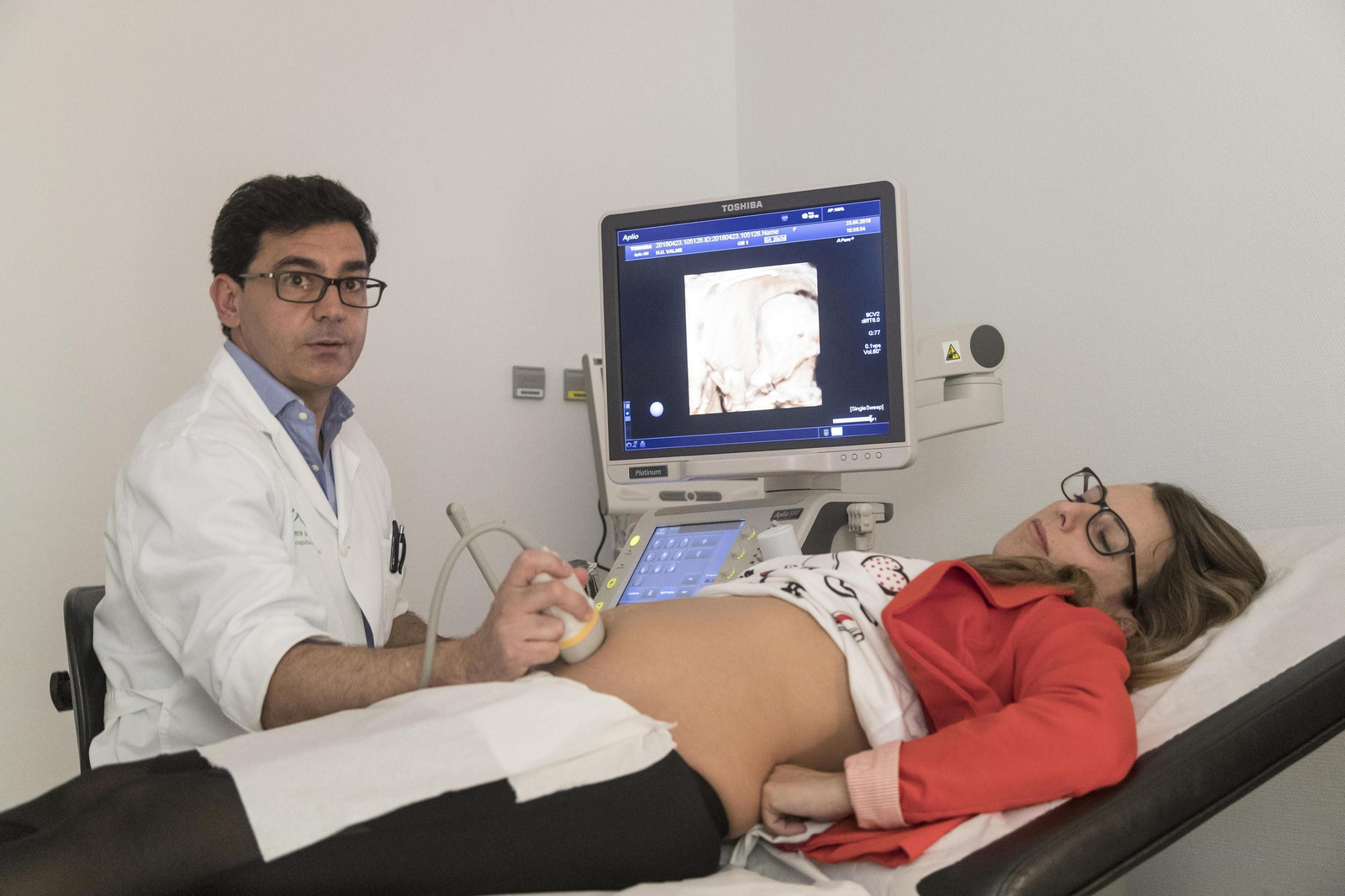 El doctor José Antonio Sainz, responsable de la Unidad de Medicina Fetal, realiza una ecografía a una mujer en la sala de diagnóstico prenatal en el Hospital de Valme.