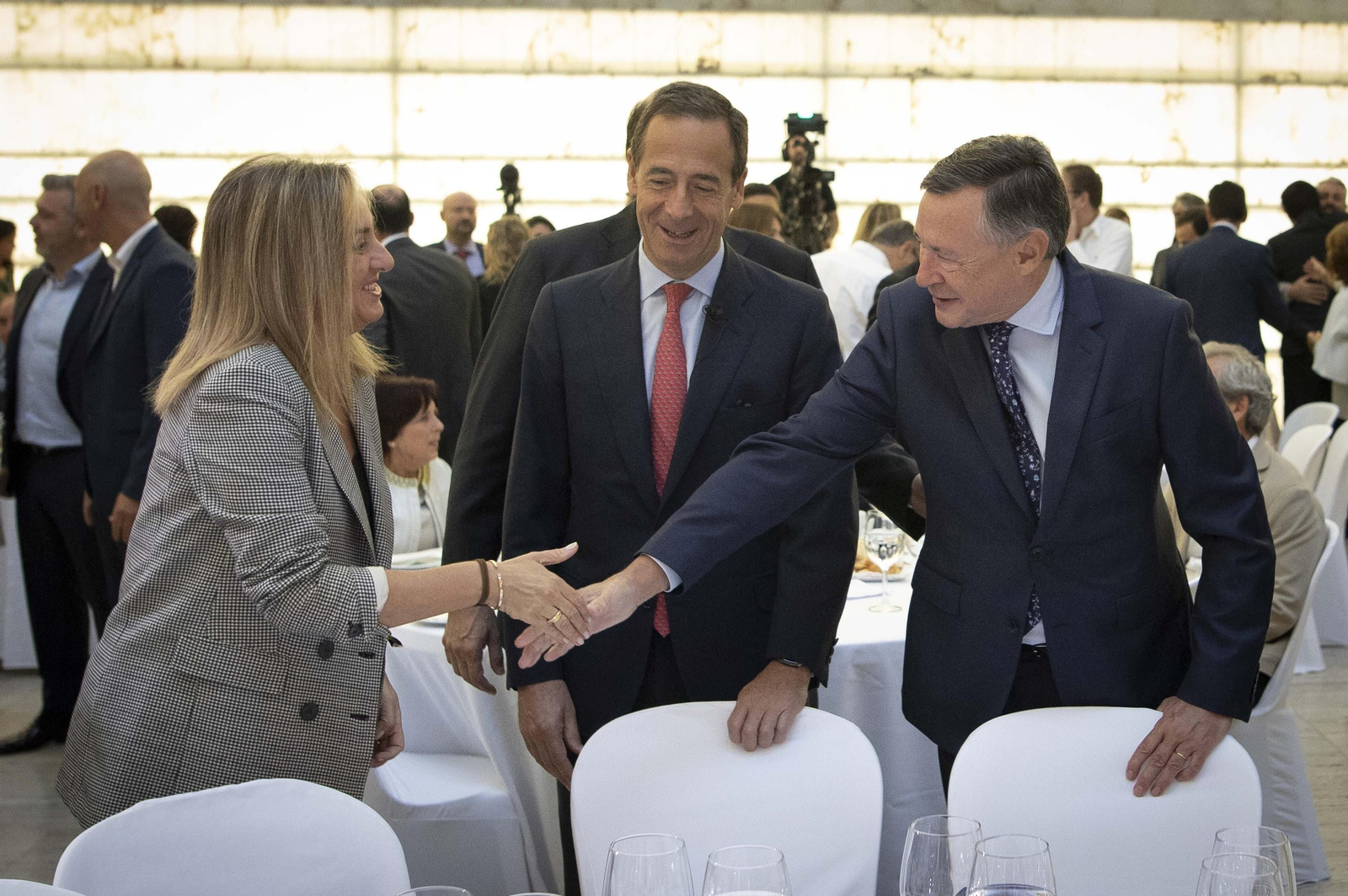 Las imágenes del desayuno de la CEDE en Granada con Gonzalo Gortázar
