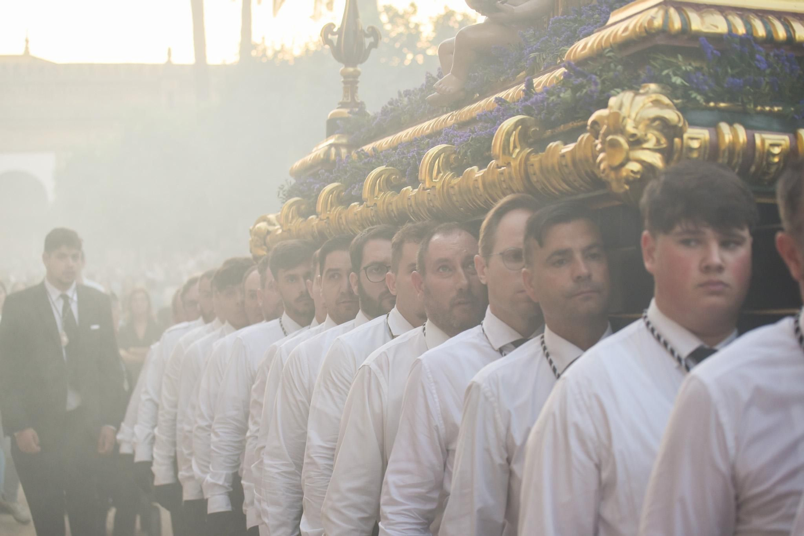 El traslado del Sepulcro de El Carpio tras el Magno Vía Crucis de Córdoba, en imágenes