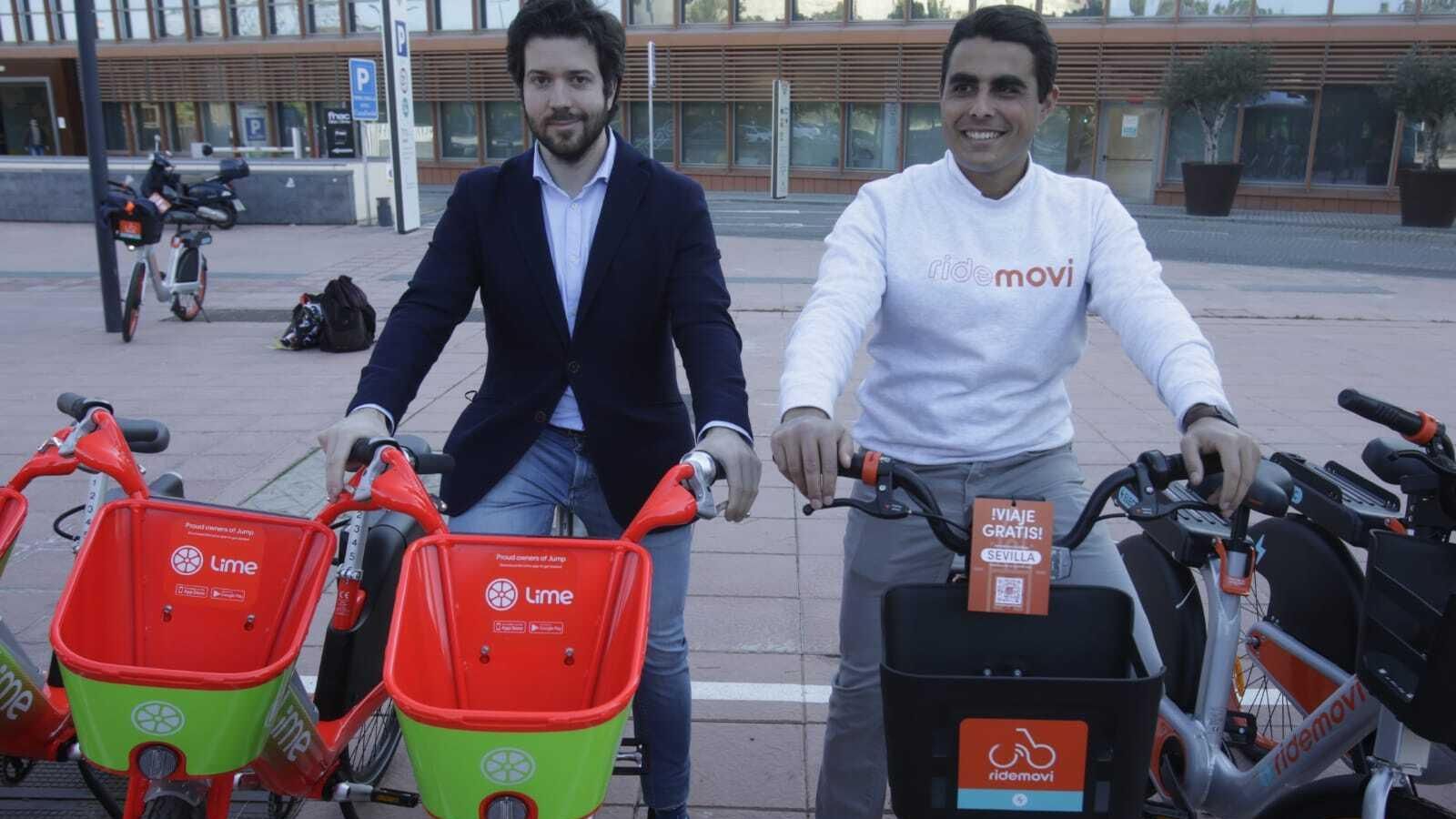 Arnau Pérez montado en la bici eléctrica de Lime y José Carlos Valdés en la bici de Ridemovi.