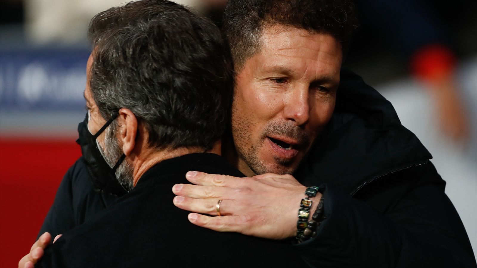 Quique Sánchez Flores se abraza con Simeone en un Atlético de Madrid-Getafe