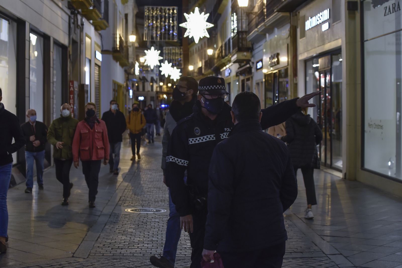 Sábado de ambiente, y encendido de luces de Navidad en Sevilla
