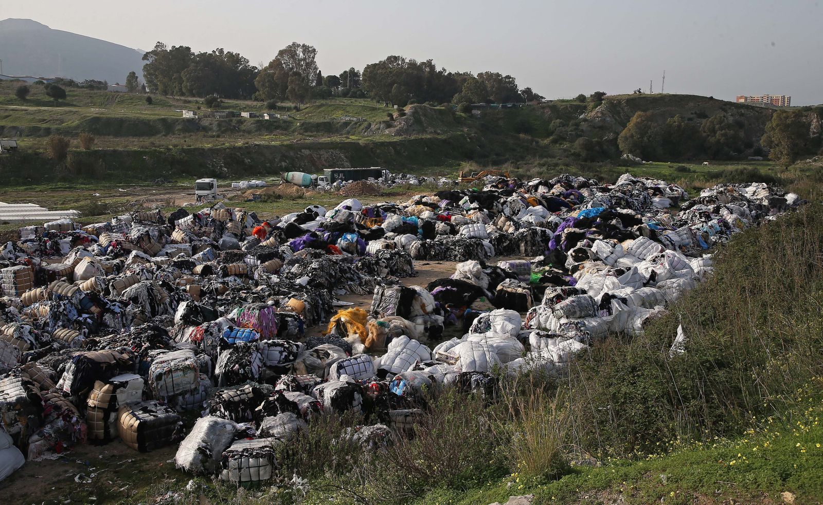 Vertedero ilegal de textiles en el Cortijo Real