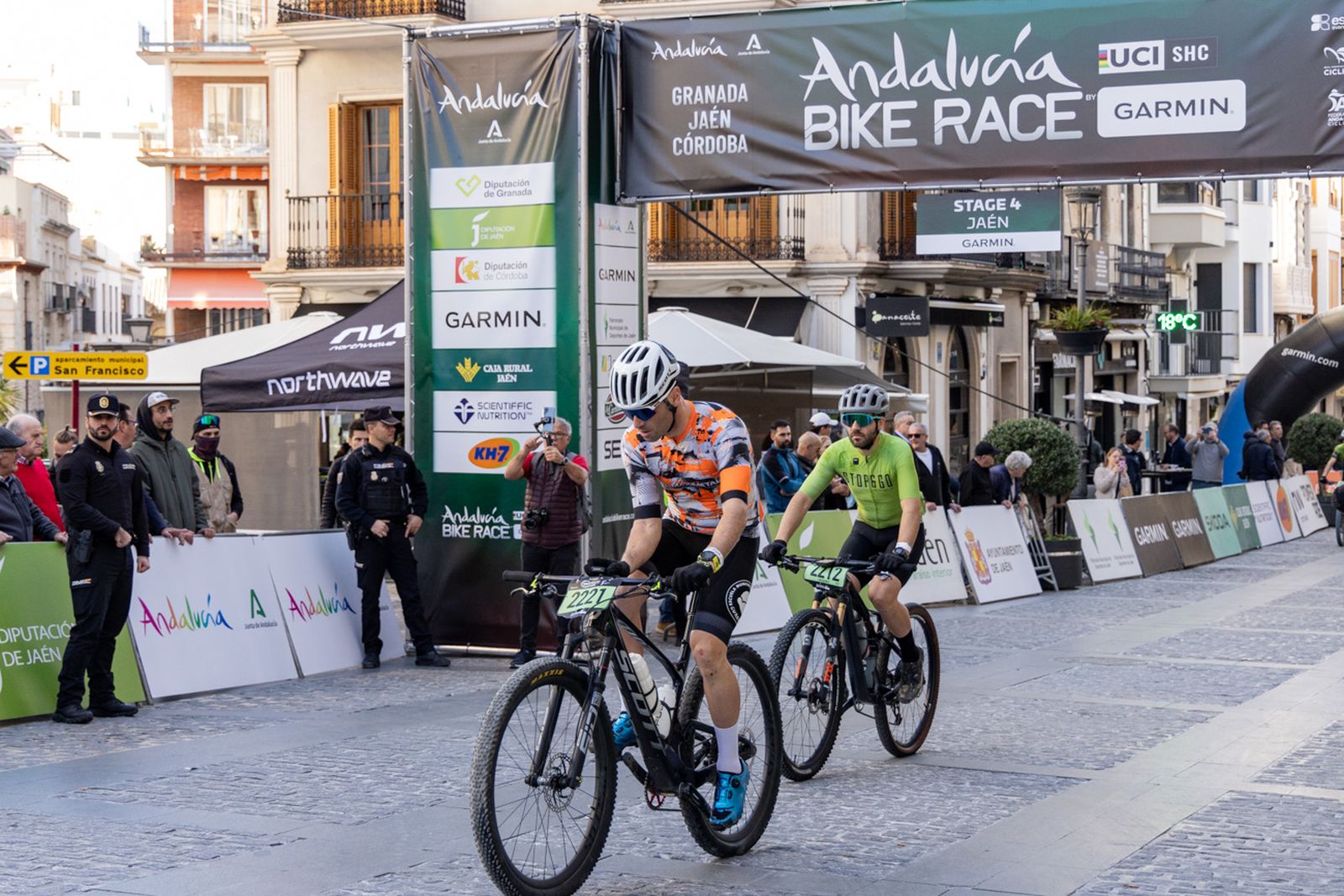 Jaén, protagonista de nuevo en la salida de la tercera etapa de la Andalucía Bike Race