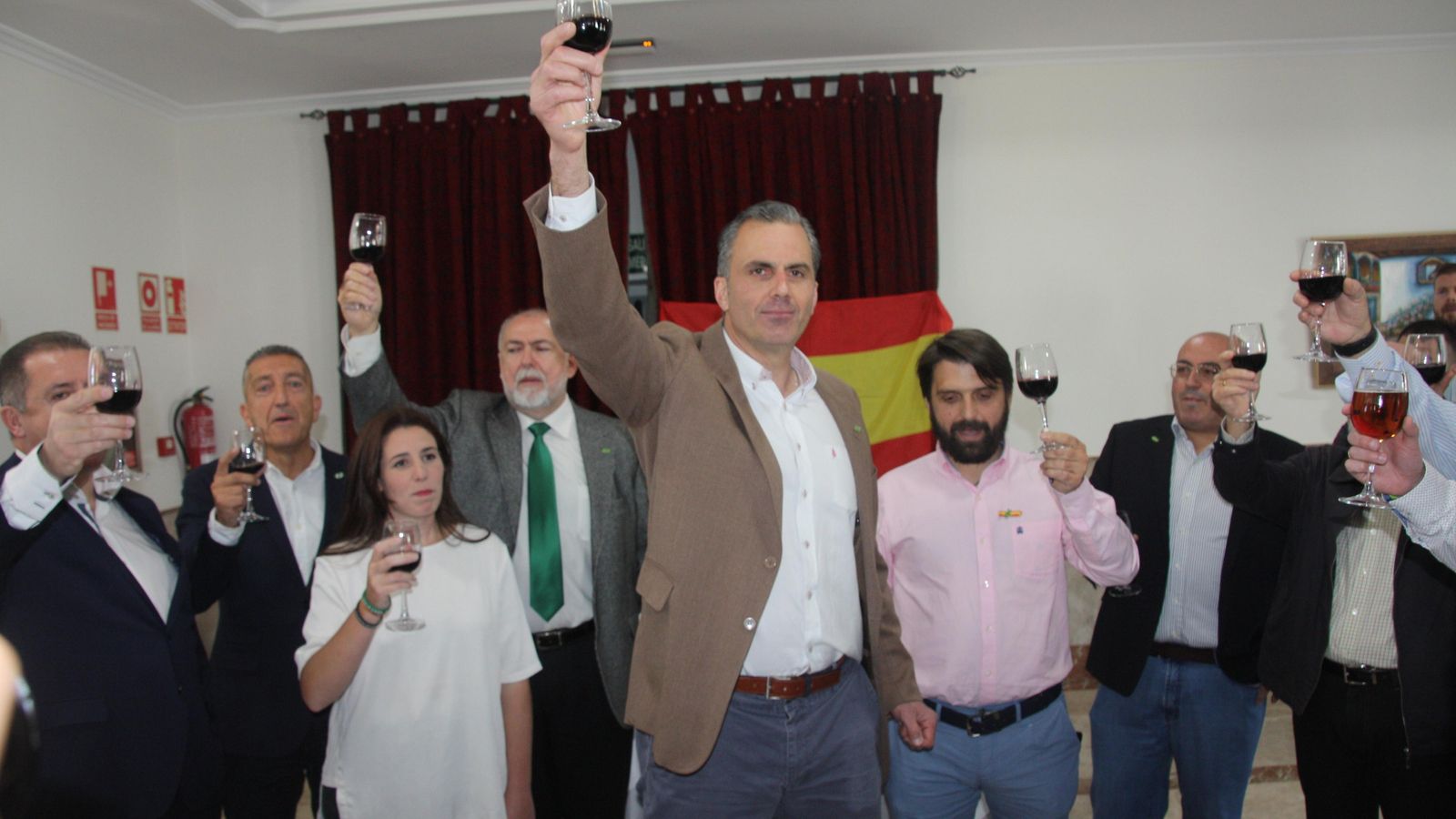 Brindis antes de iniciar el acto electoral.