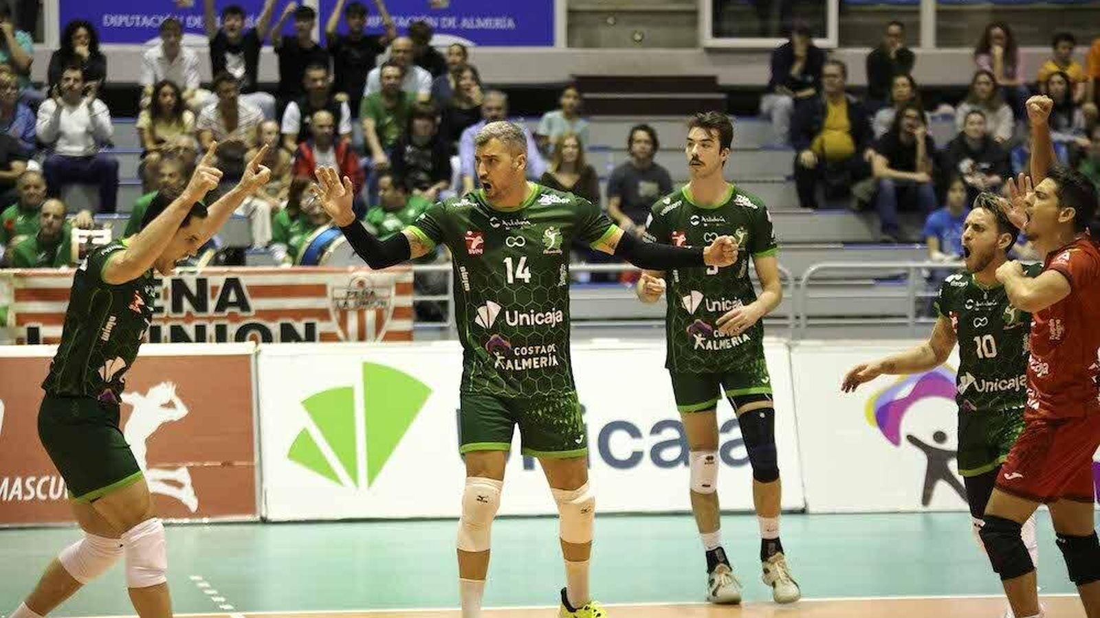 Los jugadores verdes celebran un punto durante un encuentro en el Moisés Ruiz.