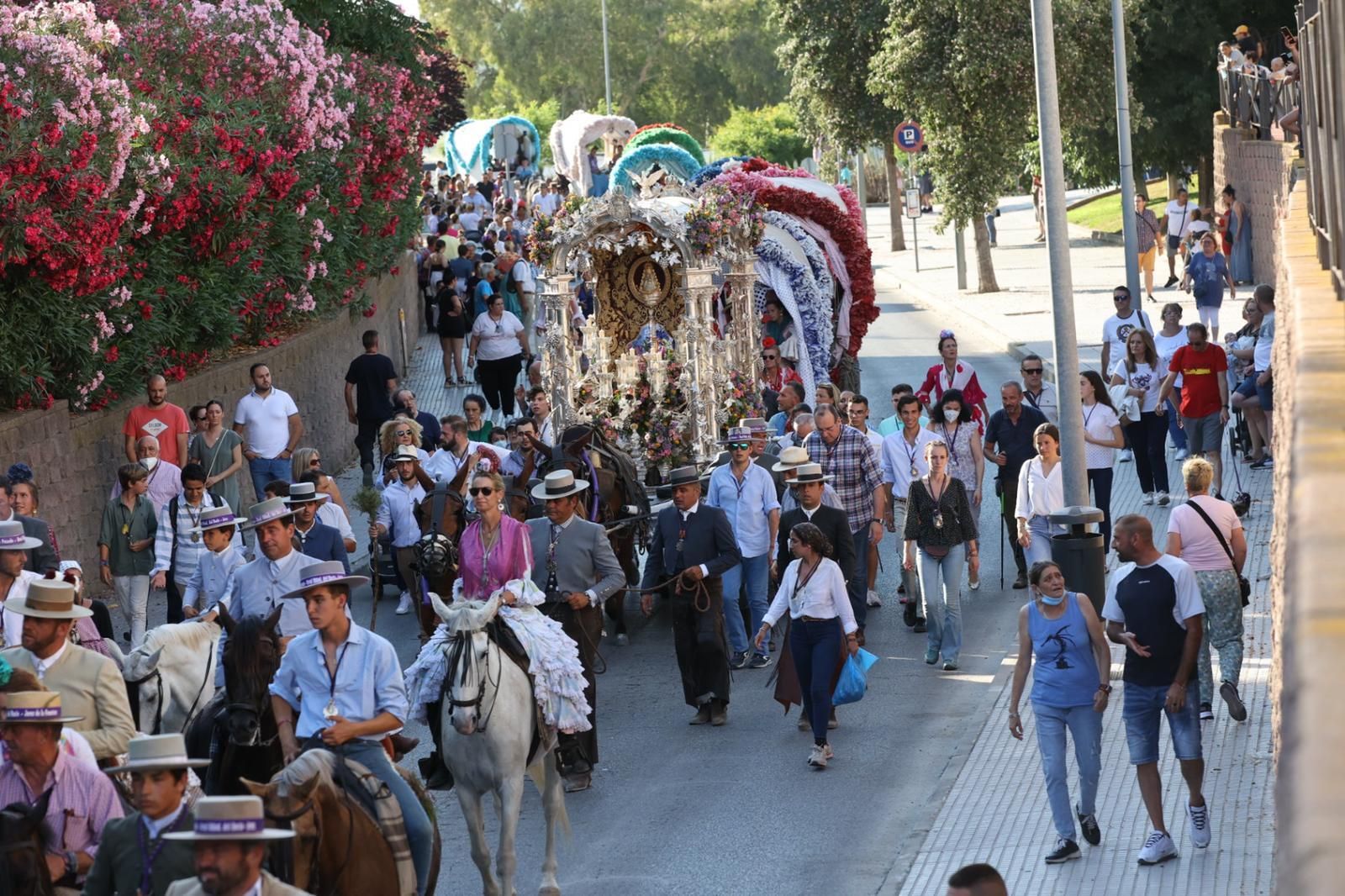 La Hermandad del Rocío de Jerez, entrando en la ciudad en su regreso