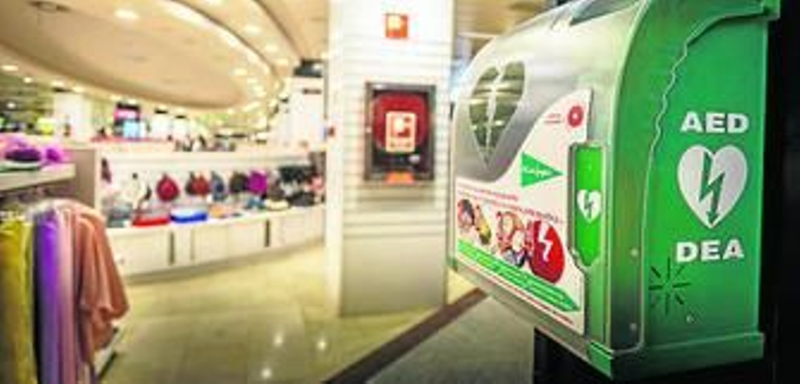 Imagen de un desfibrilador en un centro comercial.