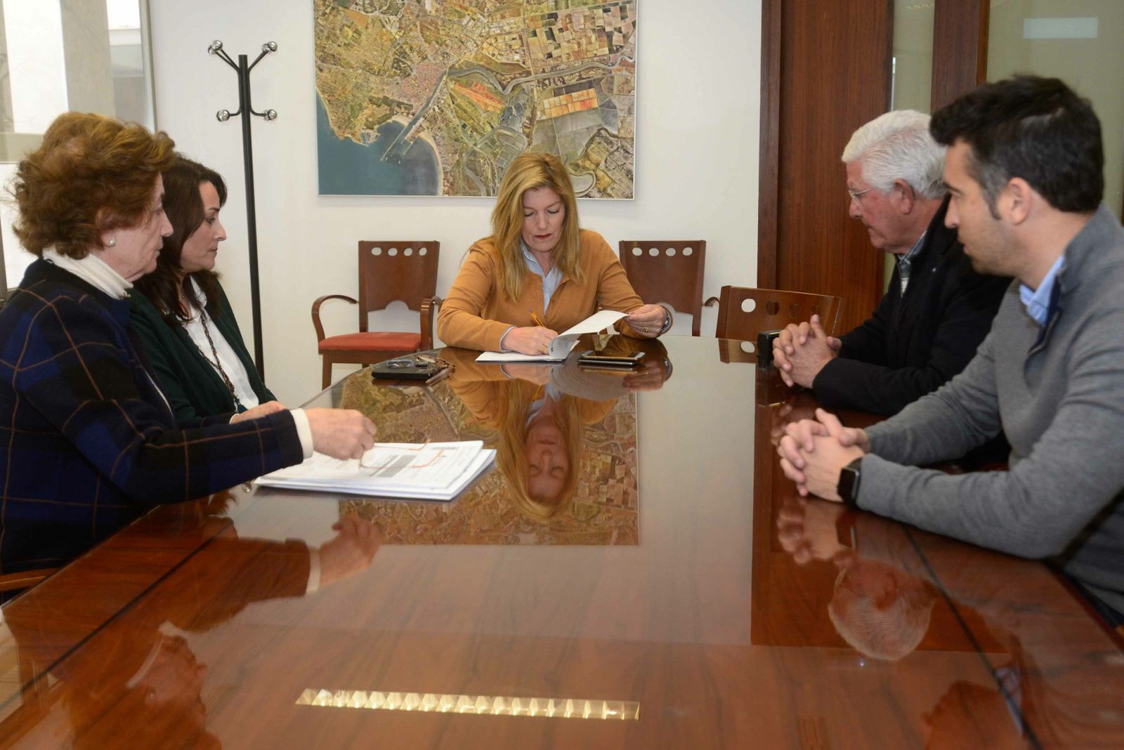 Los representantes de Construcciones Garrucho, junto a la concejala de Infraestructuras.