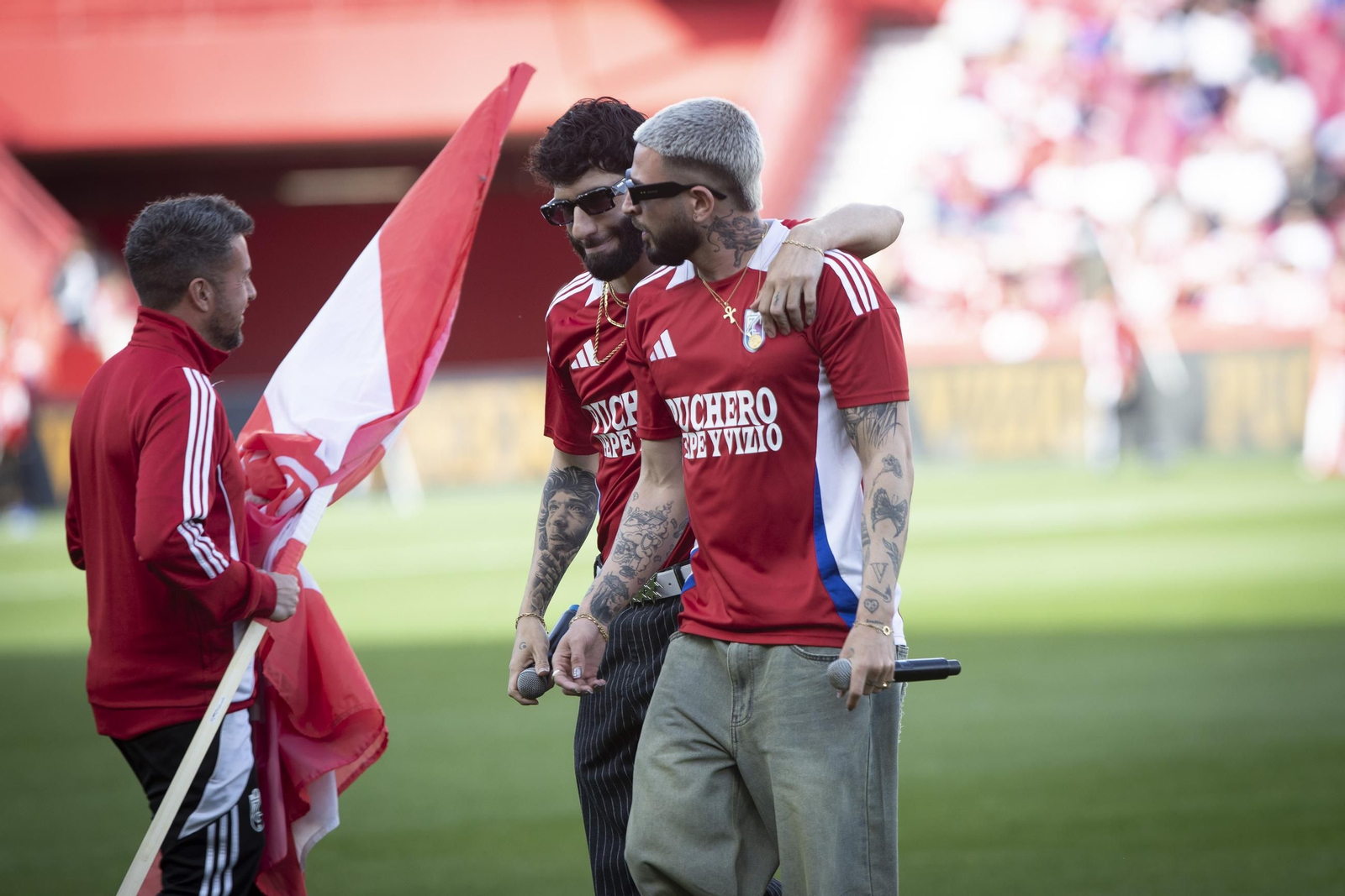 Encuéntrate en el recibimiento al Granada y la grada de Los Cármenes