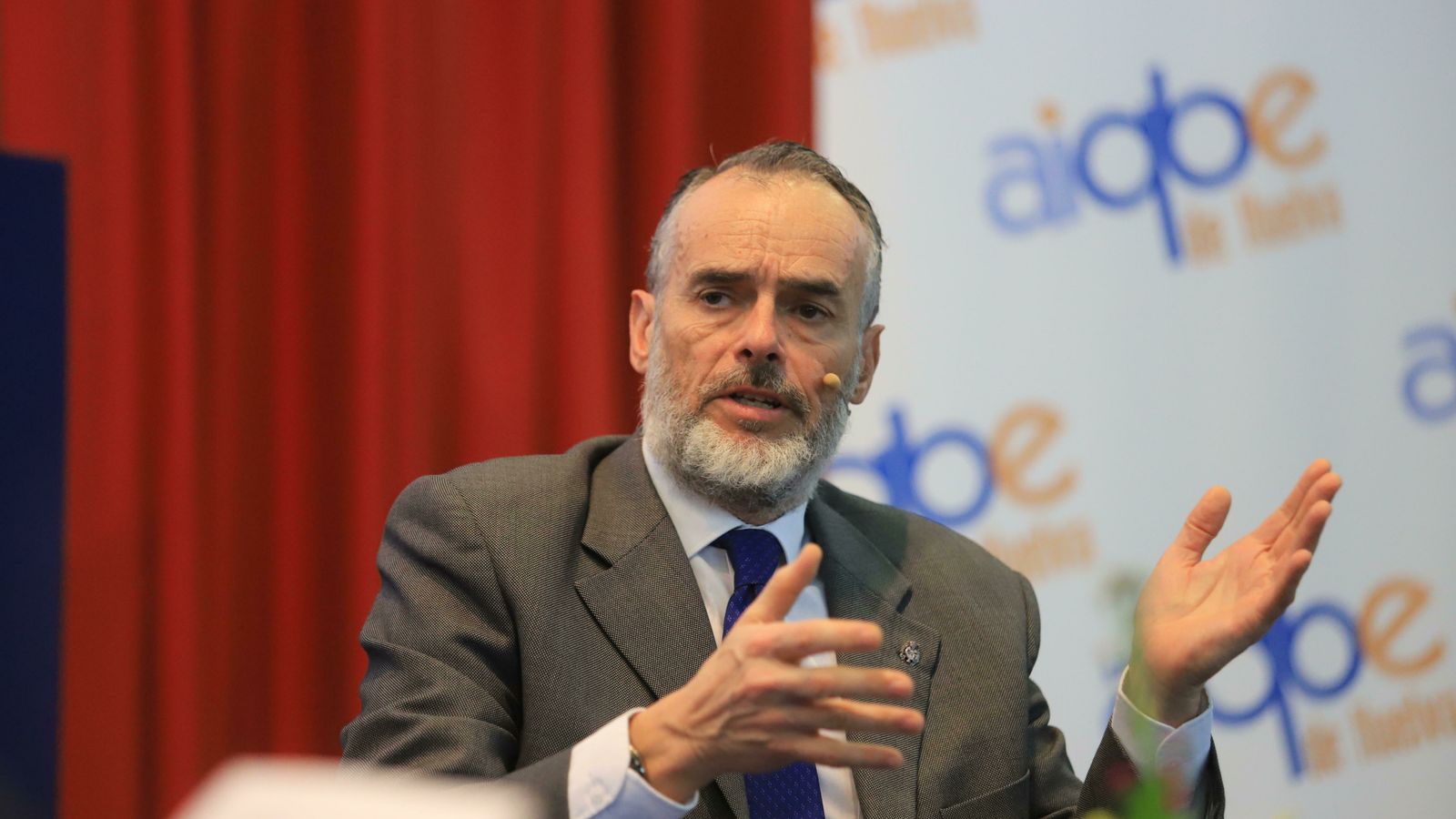 Carlos OPrtiz, presidente de la Aiqbe y anfitrión del acto.