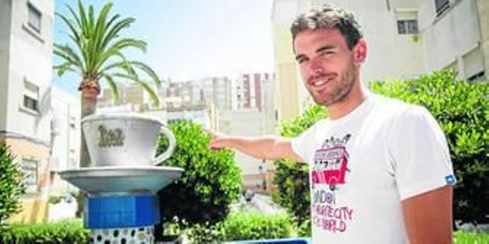 Juanito señala con su mano derecha el monumento a la Tacita de Plata que existe en el conocido patio de la capital gaditana.