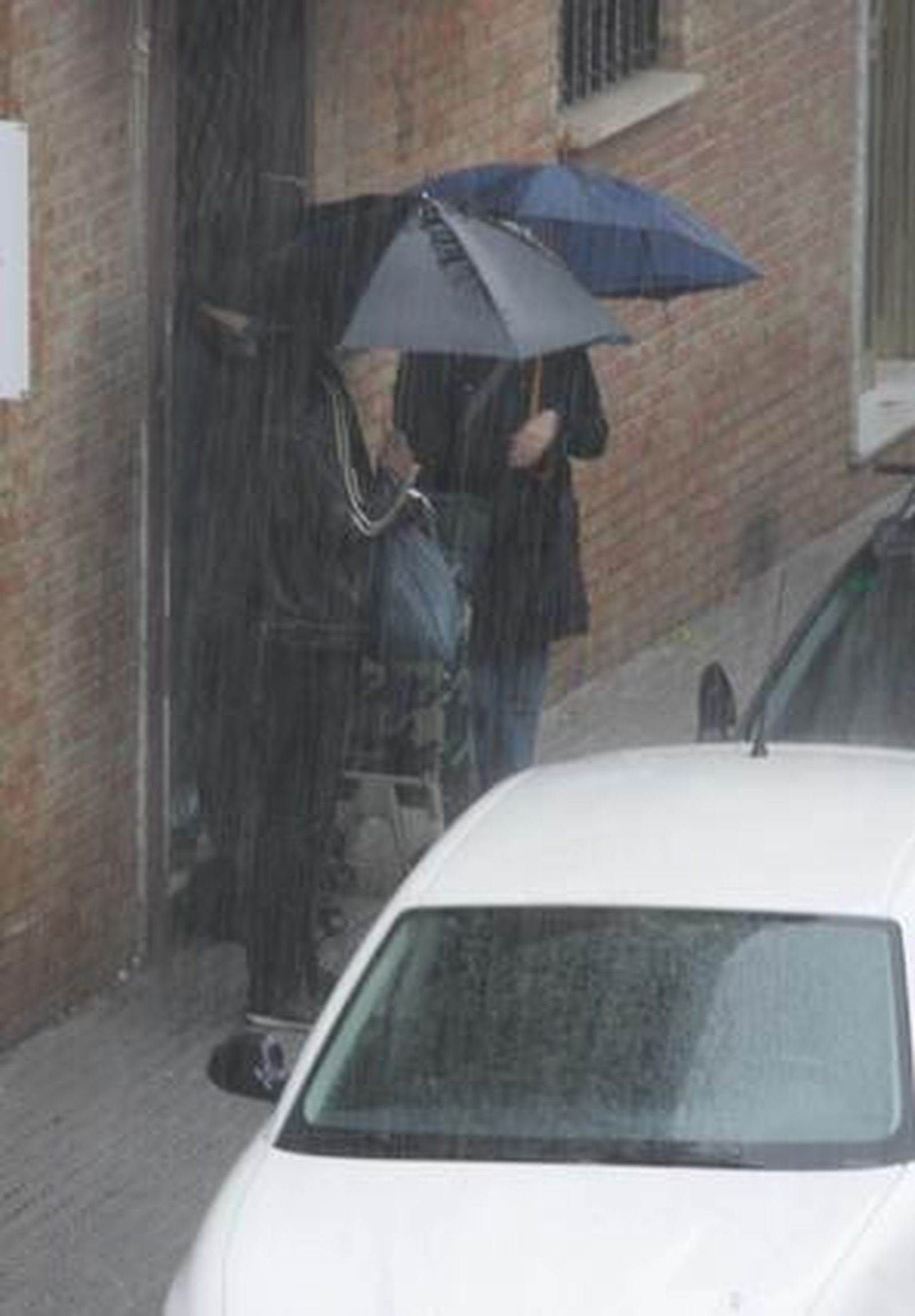 Dos personas conversan, protegidos con sus paragüas, mientras llueve.

Foto: J. C. Vázquez, B. Vargas y A. Pizarro