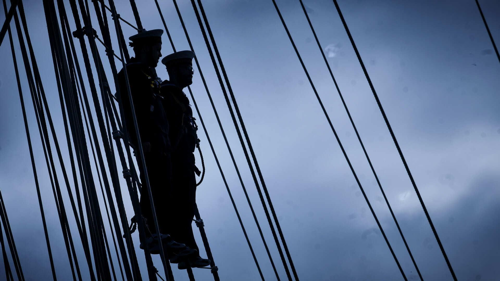 El buque escuela 'Juan Sebastián de Elcano' inicia su crucero de instrucción desde el muelle de Cádiz.