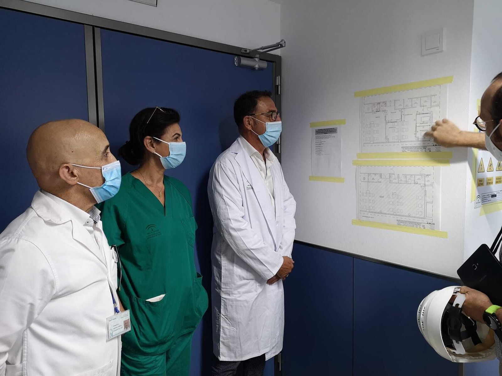 Responsables de Salud durante la visita al hospital de Ronda.