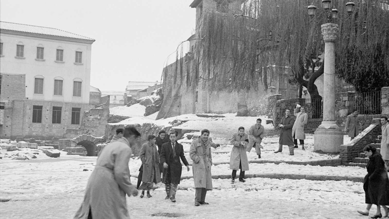 Jóvenes lanzándose nieve en la entrada de la Alcazaba tras al nevada del 54 en Málaga.