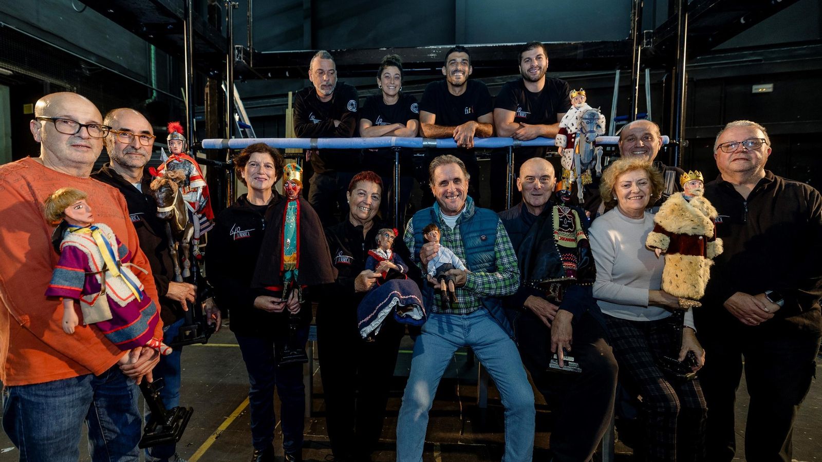 Miembros de la compañía de títeres La Tía Norica posan ante el montaje del teatrillo para la representación navideña de los ‘Autos’.