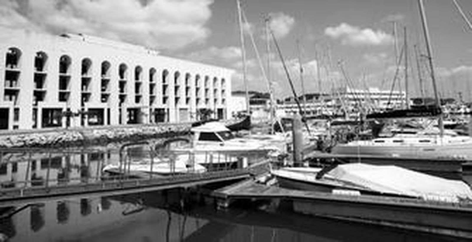 La empresa concesionaria de Puerto Sherry defiende las nuevas tarifas impuestas a los barcos atracados en la dársena.