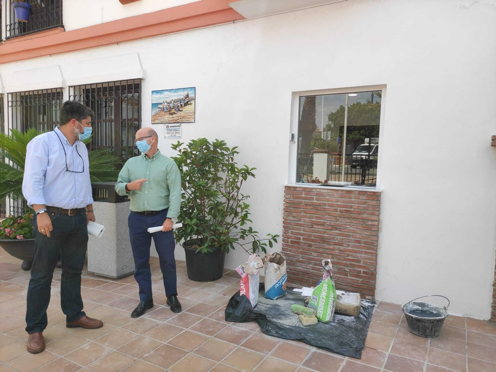 El concejal de Servicios Operativos, José Carlos Martín y el teniente de alcalde de La Cala, Roy Pérez, visitan la Tenencia de Alcaldía.