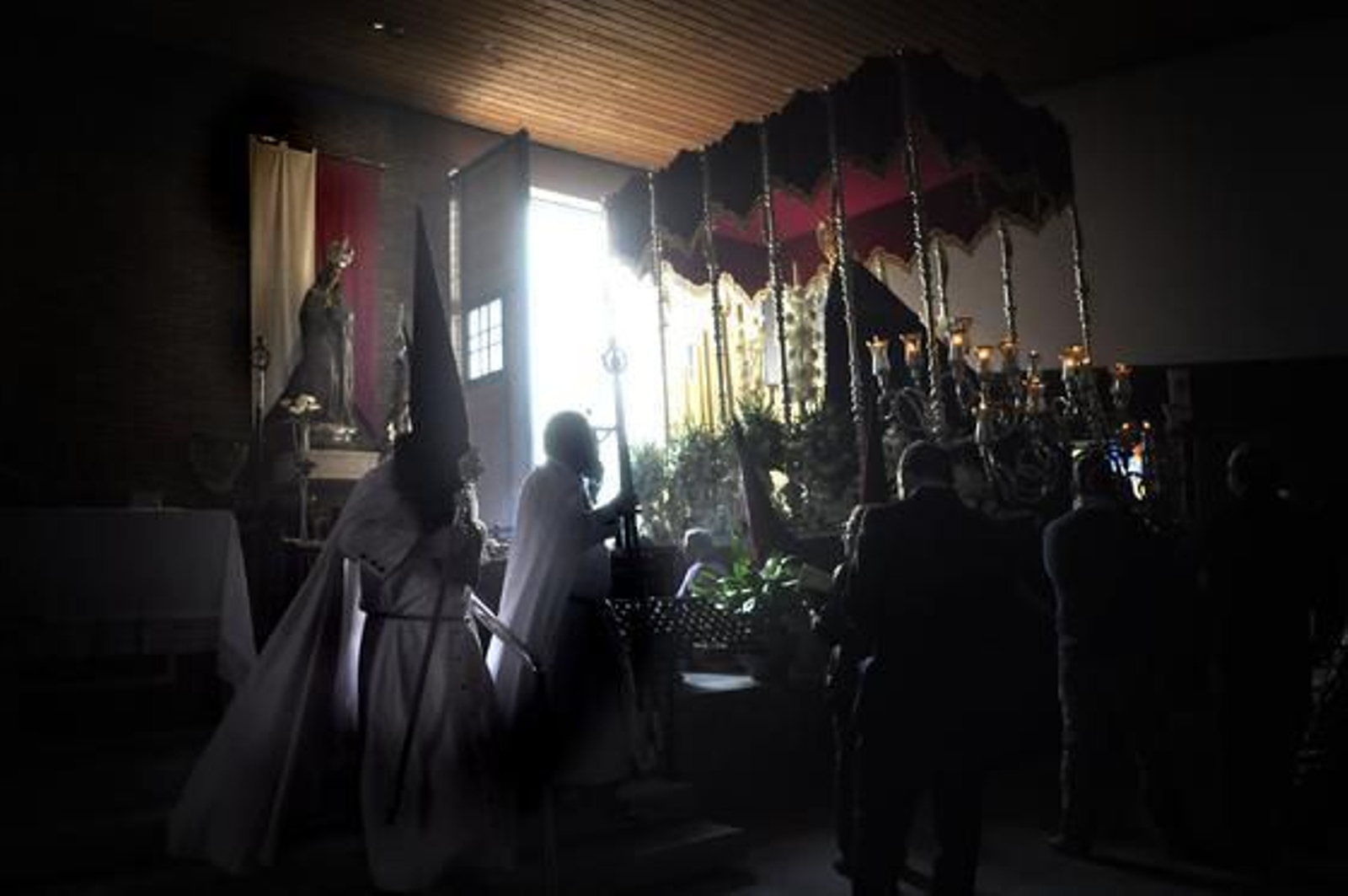 La luz de la calle inunda el palio de la Virgen del Refugio durante su salida desde Fátima.

Foto: Manu García