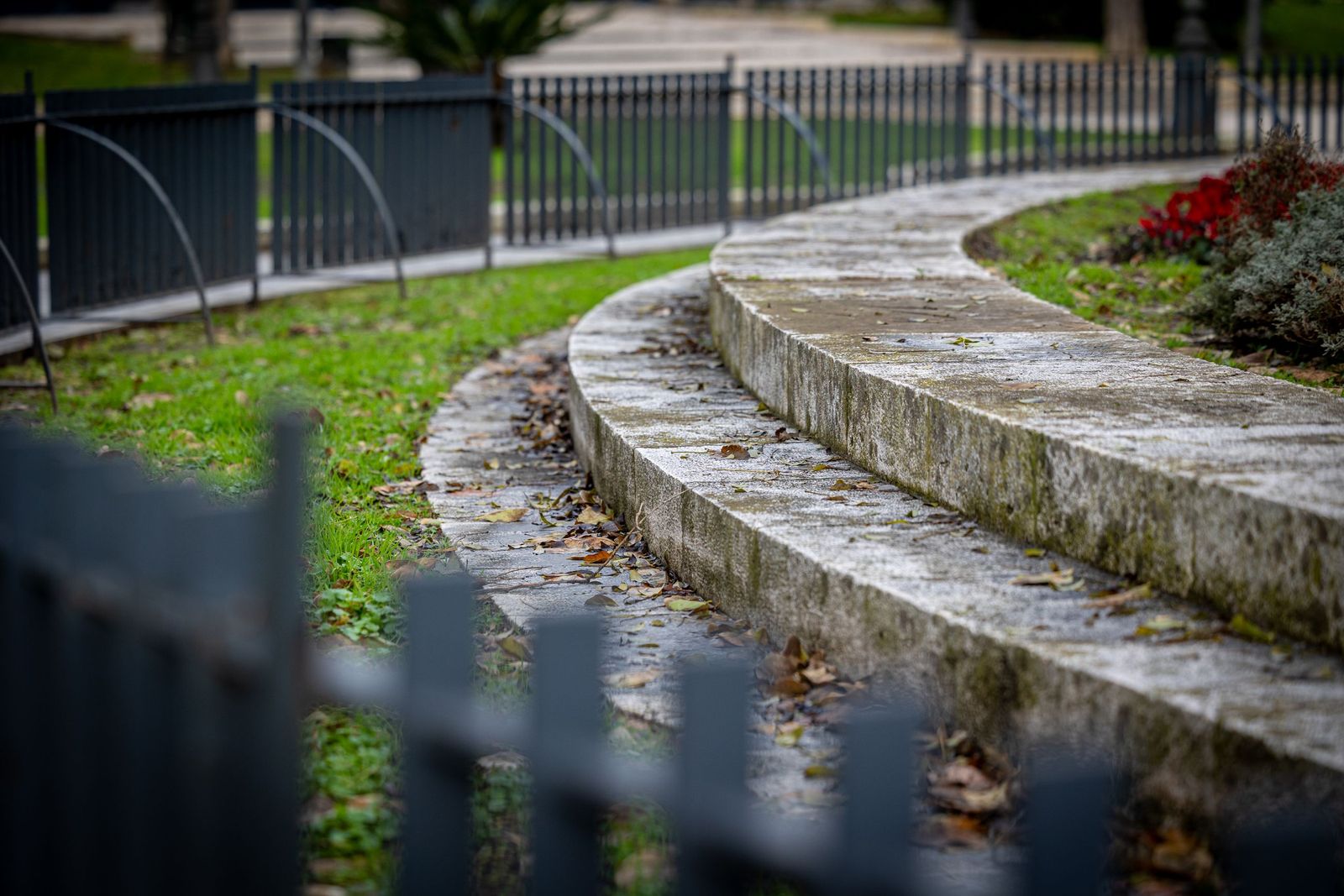 Las imágenes del mal estado de la Plaza de España en Cádiz