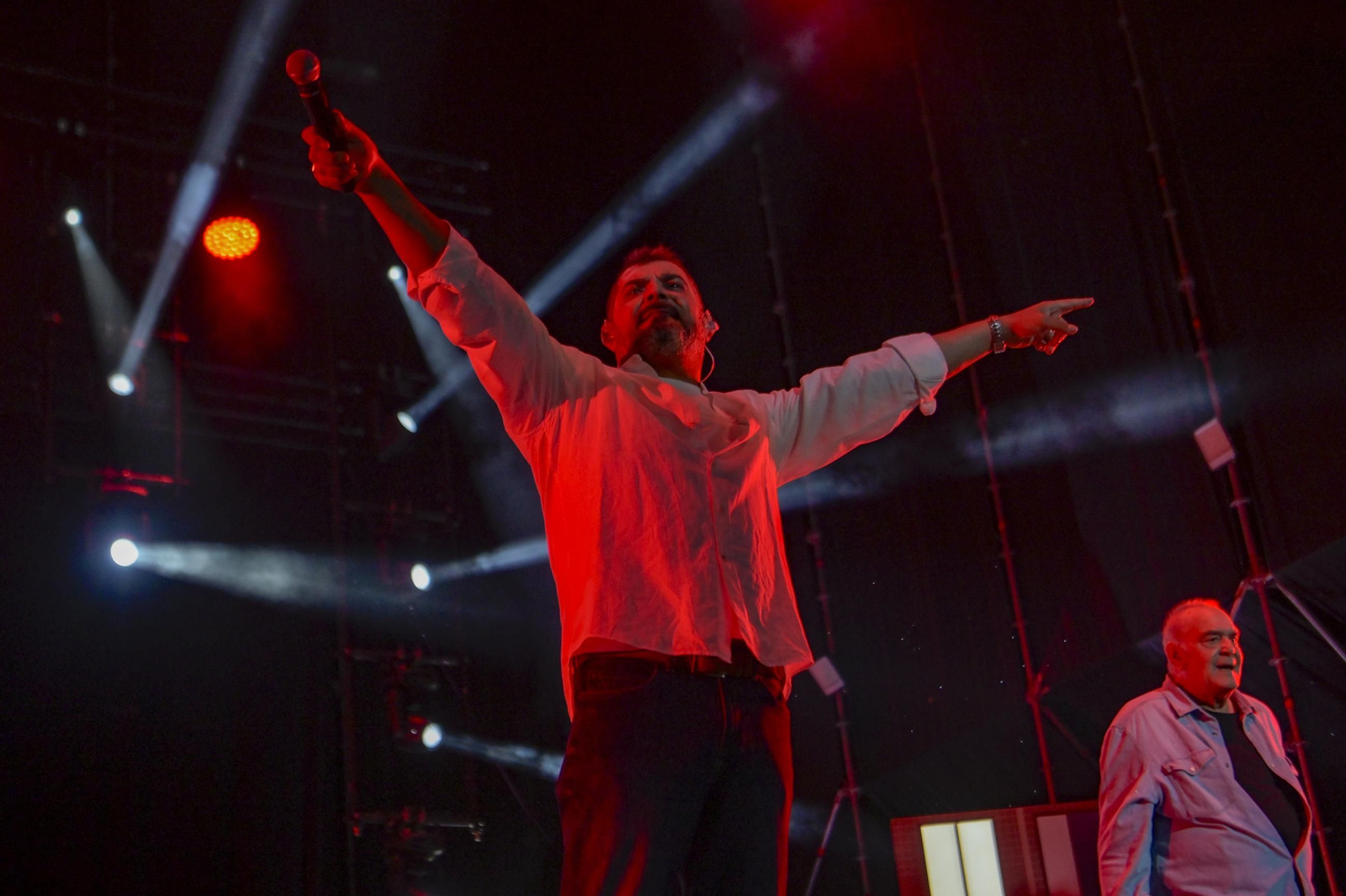Así fue el concierto, bajo la lluvia, de Los Chichos en Granada