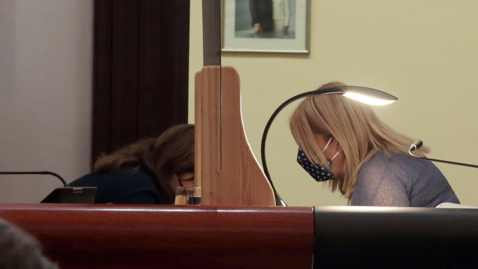 La alcaldesa y la delegada de Economía, conversando durante un pleno.