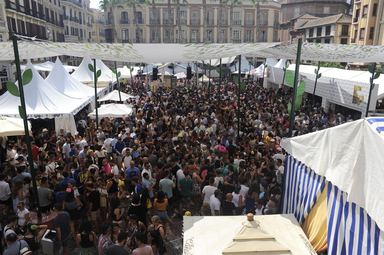 Sin espacio para un alfiler en la Plaza de la Constitución.