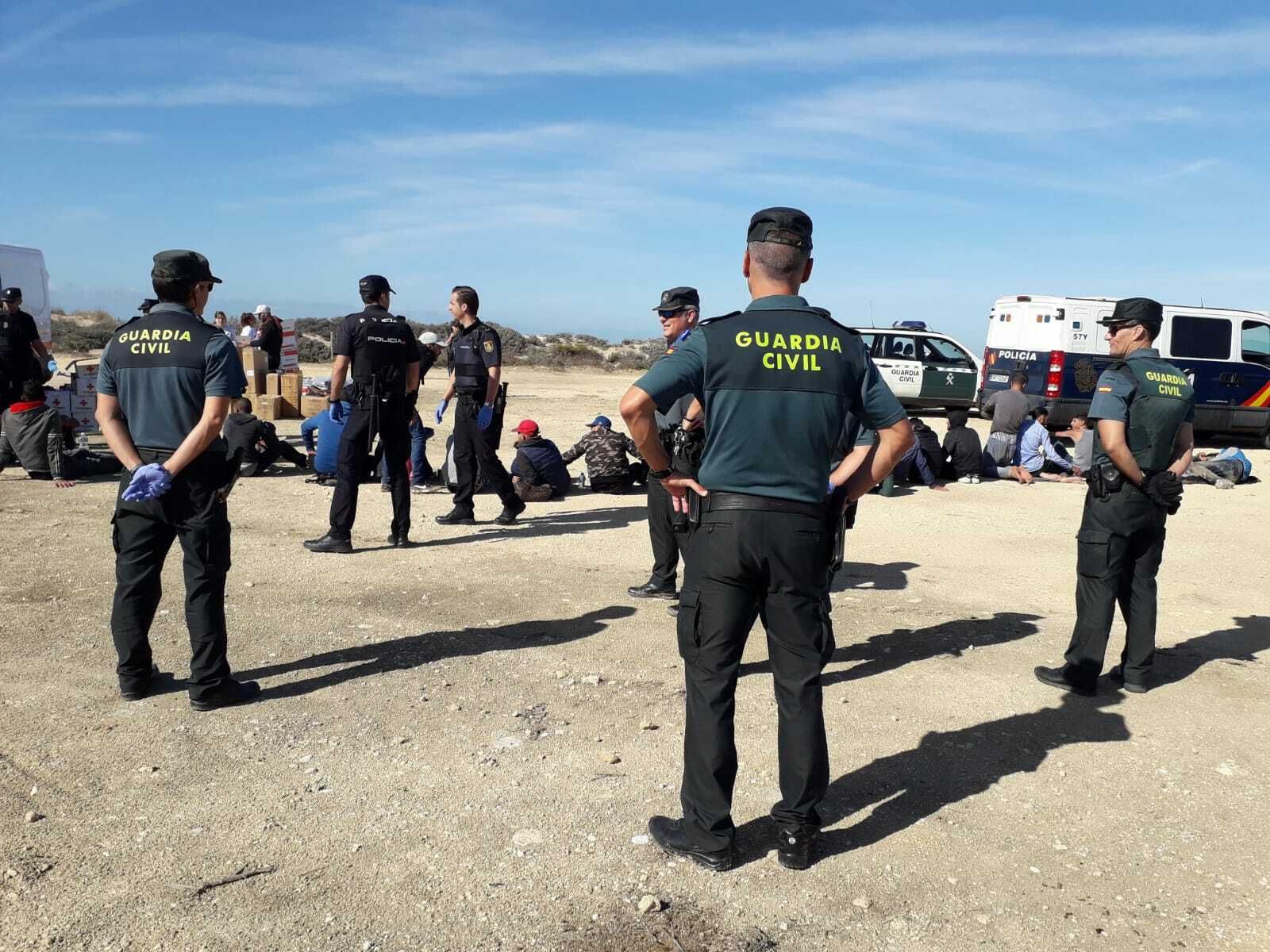 Llega a la playa de Camposoto una patera con unos 40 inmigrantes