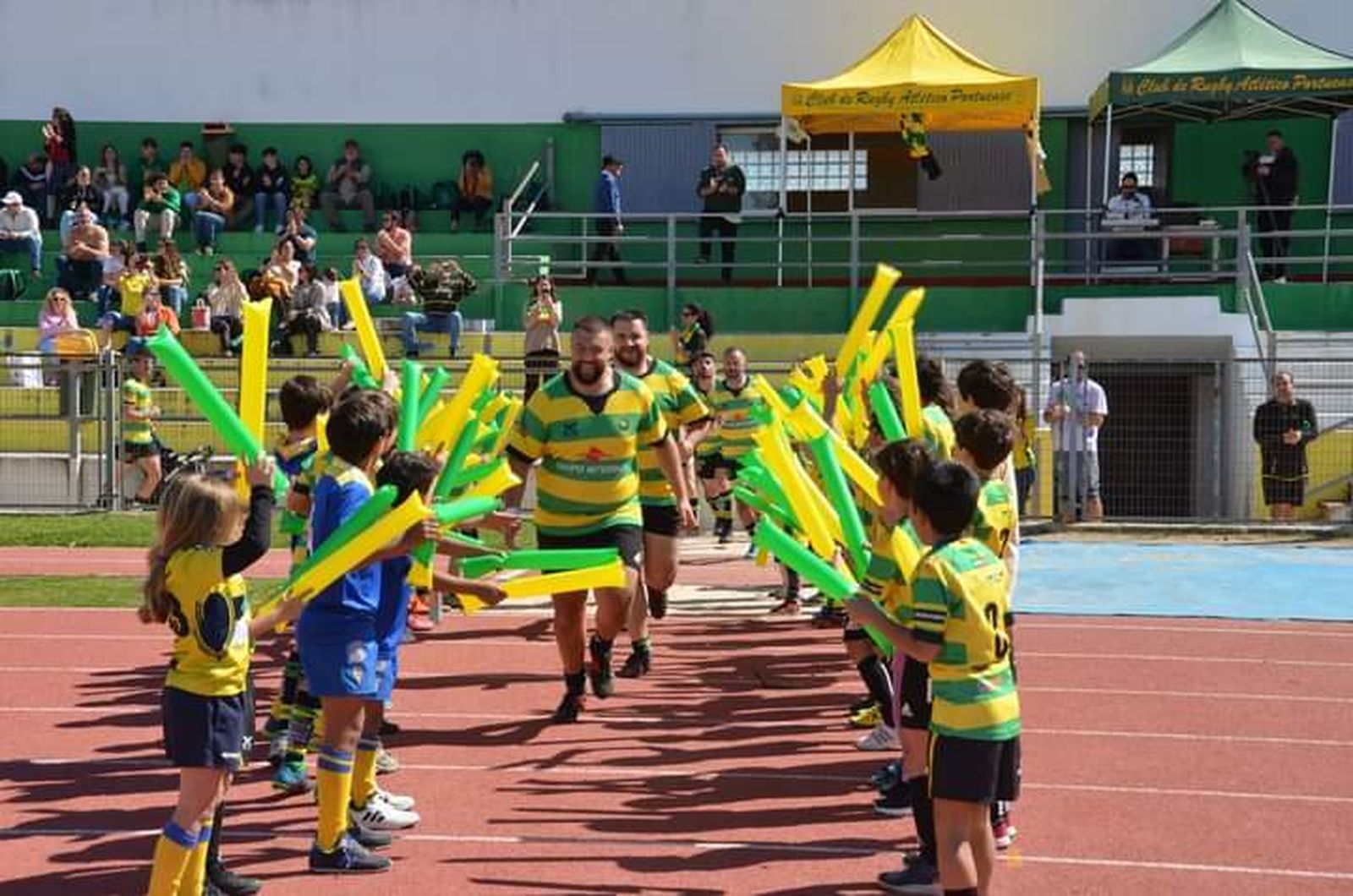 Las categorías inferiores daban ánimos al sénior masculino antes del partido.