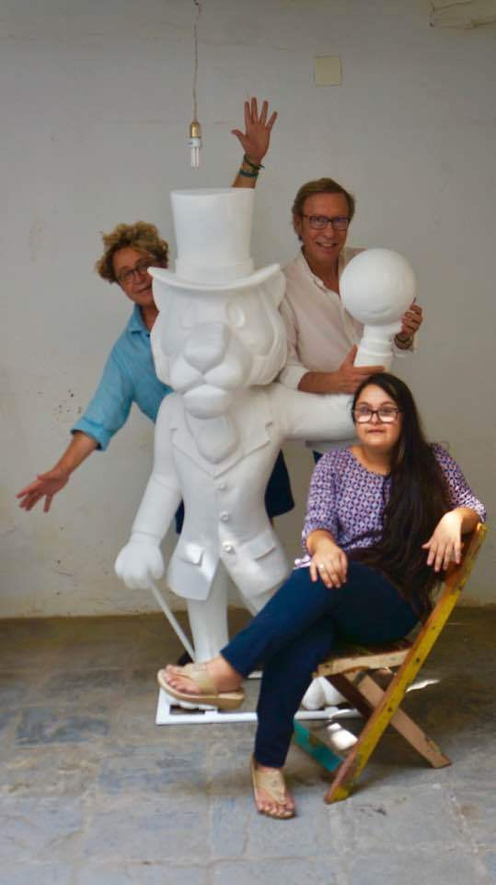 Vittorio & Lucchino y una joven de la asociación posan junto a la figura de Willy Fog.
