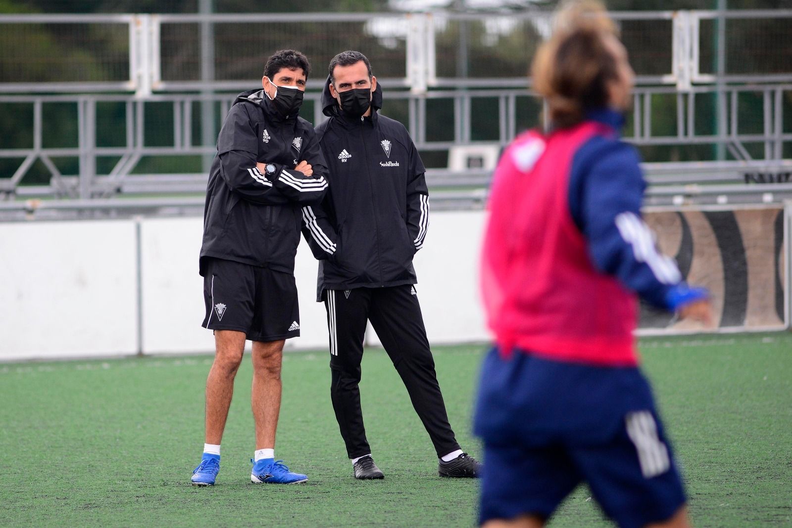 Juanma Pavón (i) conversa con Raúl de la Vega, preparador de porteros del filial.