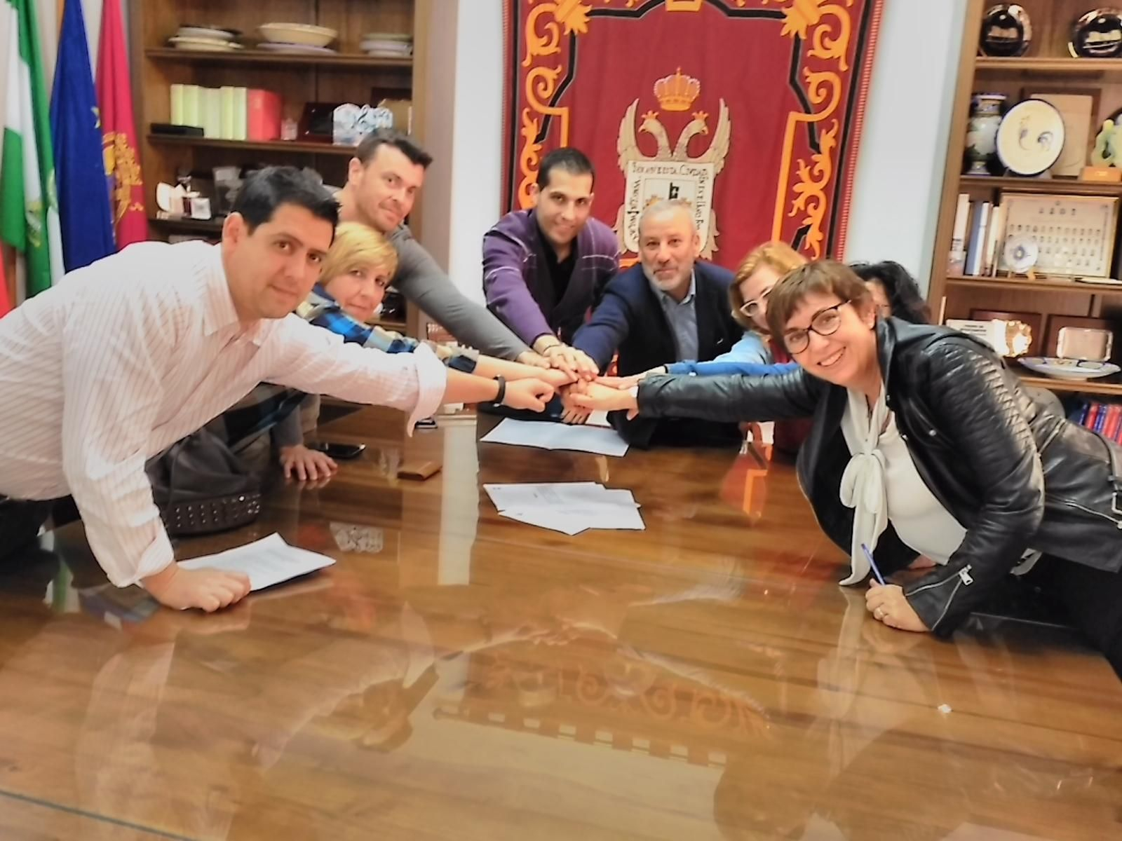El alcalde y el edil de Personal rubricaron el acuerdo con los sindicatos.