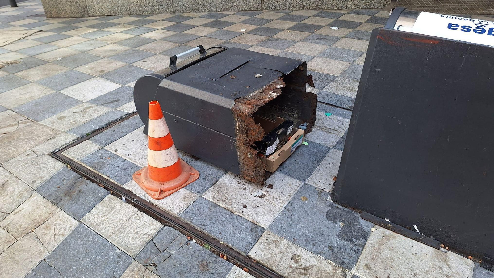 Un contenedor soterrado aparece arrancado en la calle Radio Algeciras.