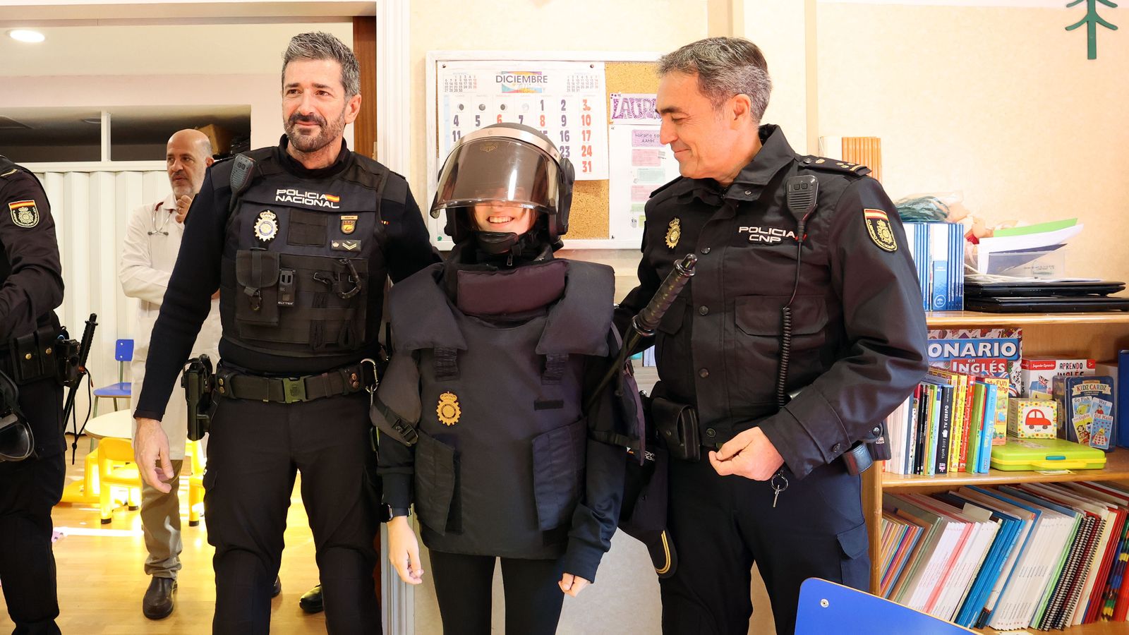 La Policía Nacional de Jerez con los niñ@s hospitalizados en el Hospital Universitario