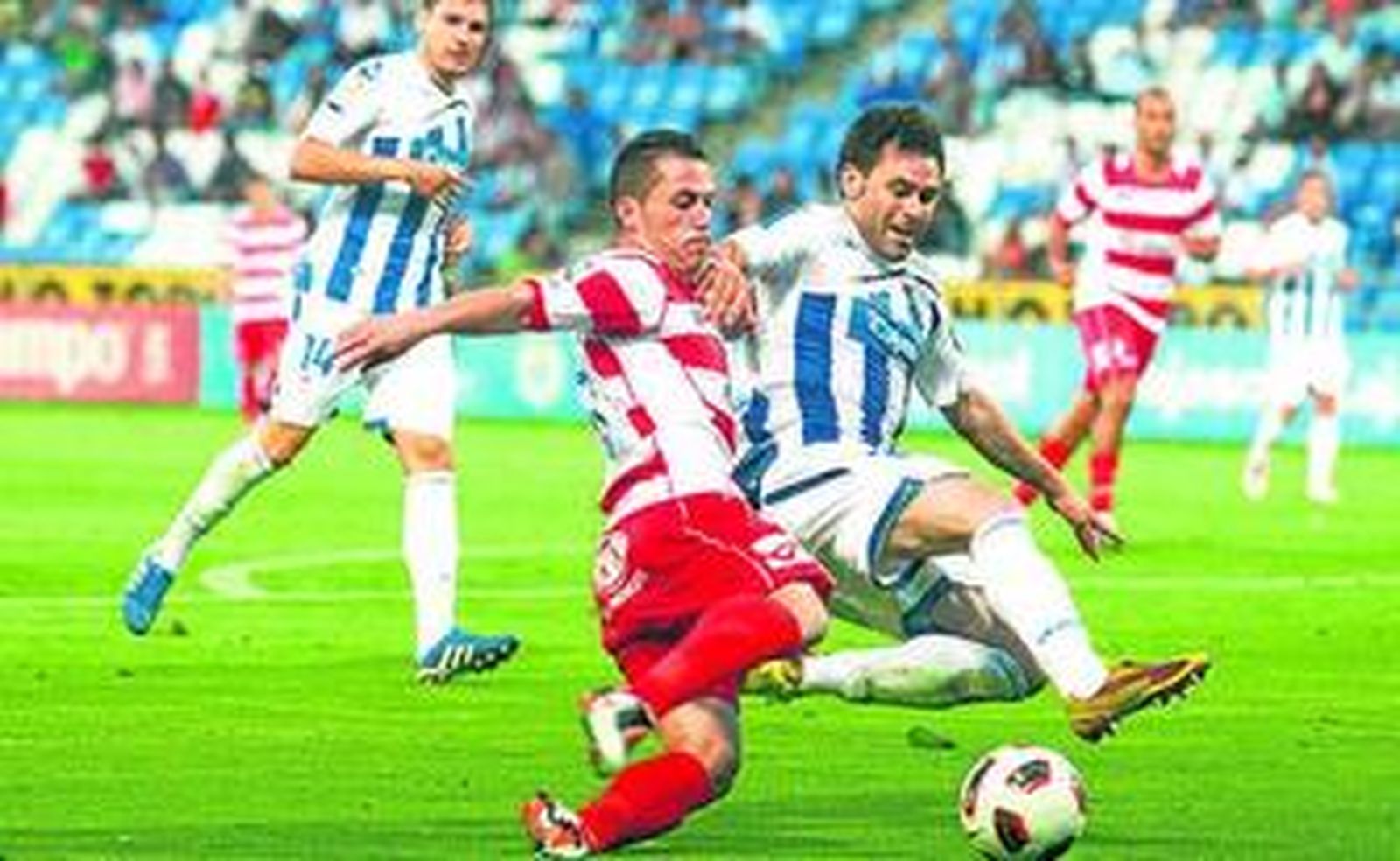 Córcoles tapa el centro de un atacante granadinista.