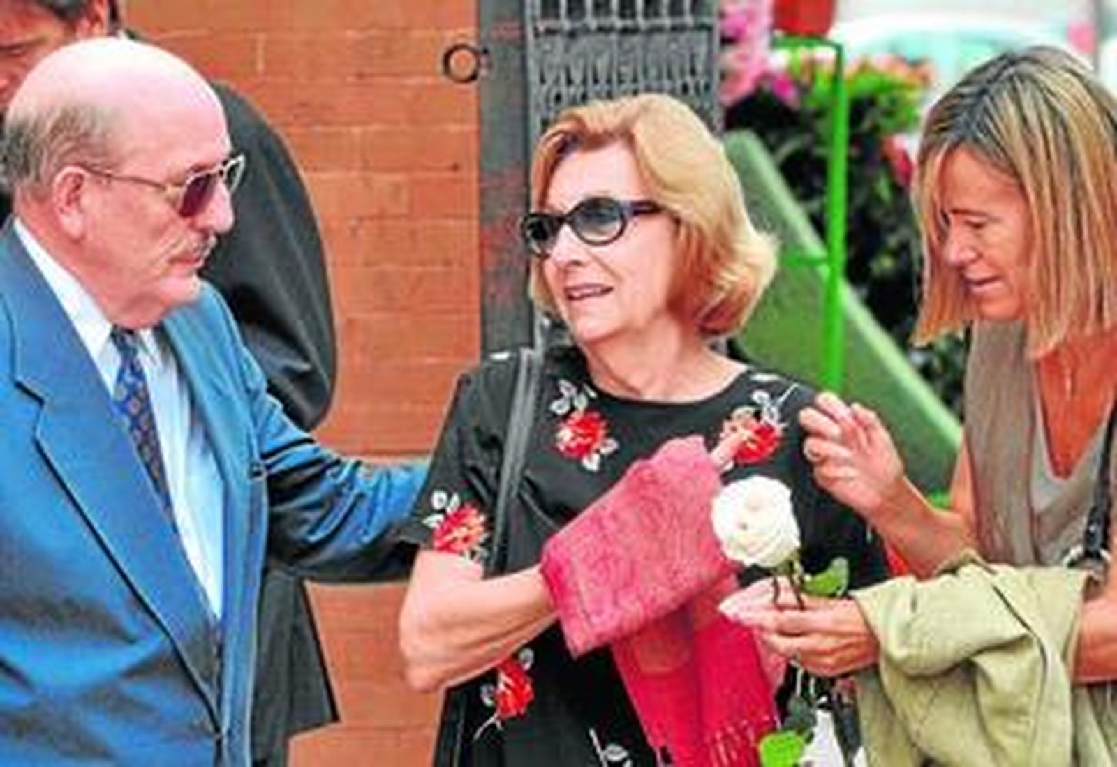 Los padres de Laura Cerna B. llegaron al cementerio de San Fernando muy conmocionados, ayer.