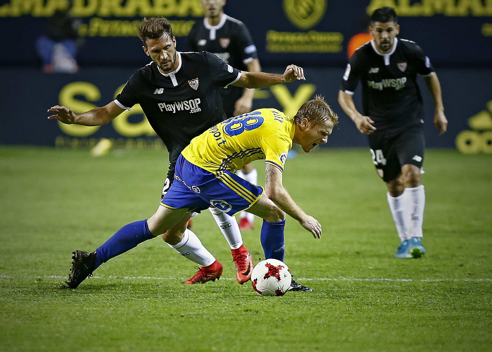 Franco Vázquez presiona a un rival.