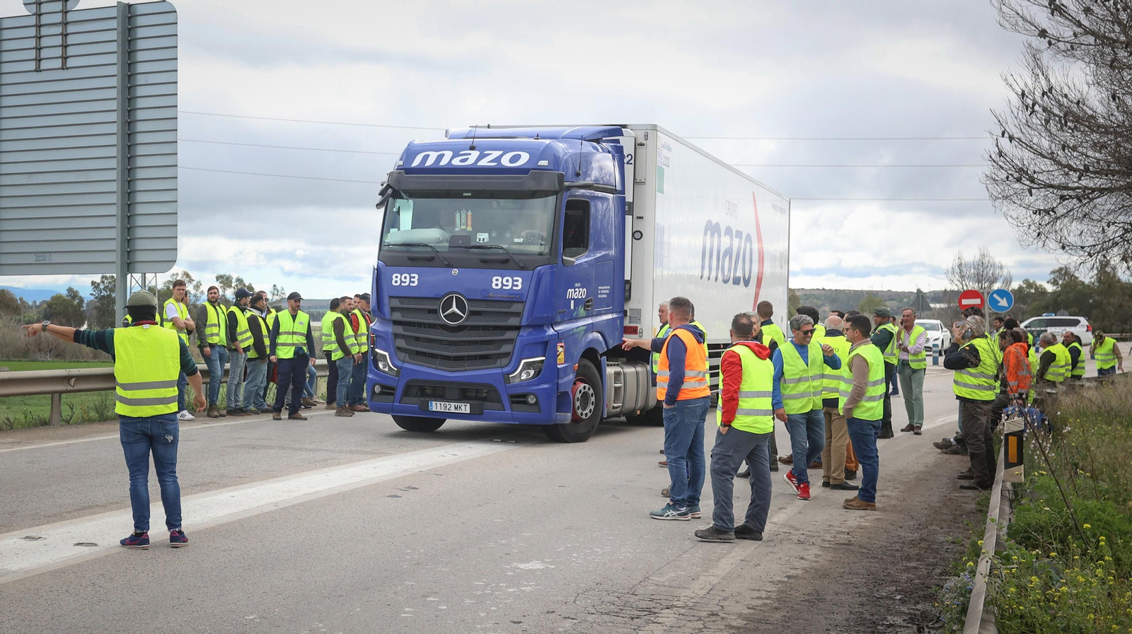 Los agricultores siguen en pie de guerra y cortan la A-381 en Jerez